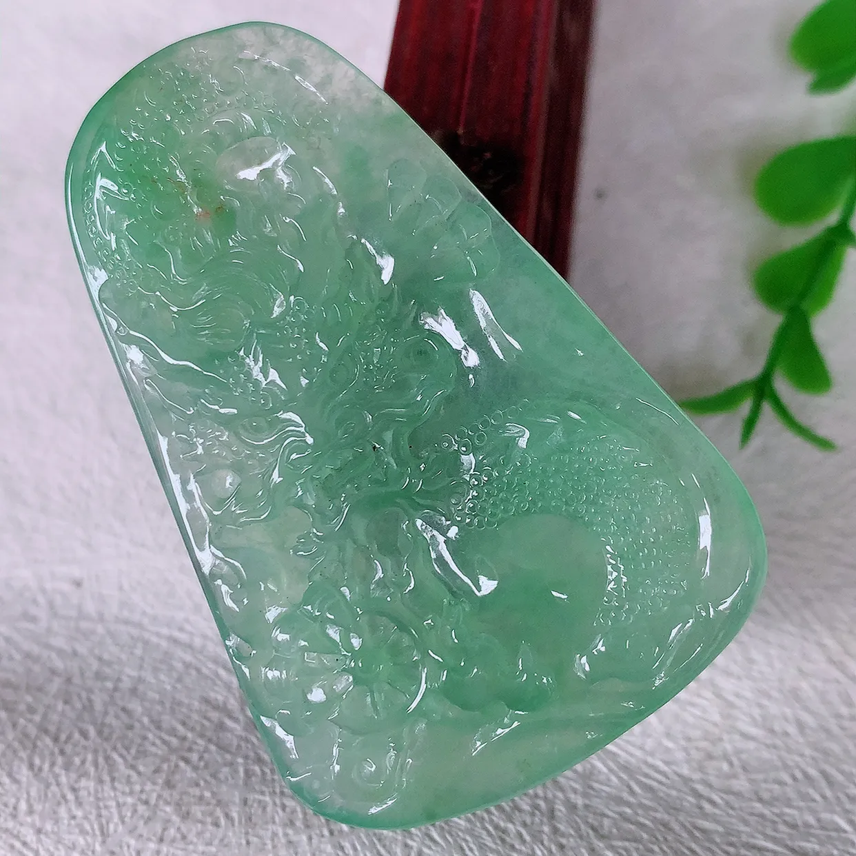 自然光实拍，冰种满绿翡翠龙腾盛世、龙牌吊坠，种水好，雕工立体精致，佩戴霸气时尚！#60.5