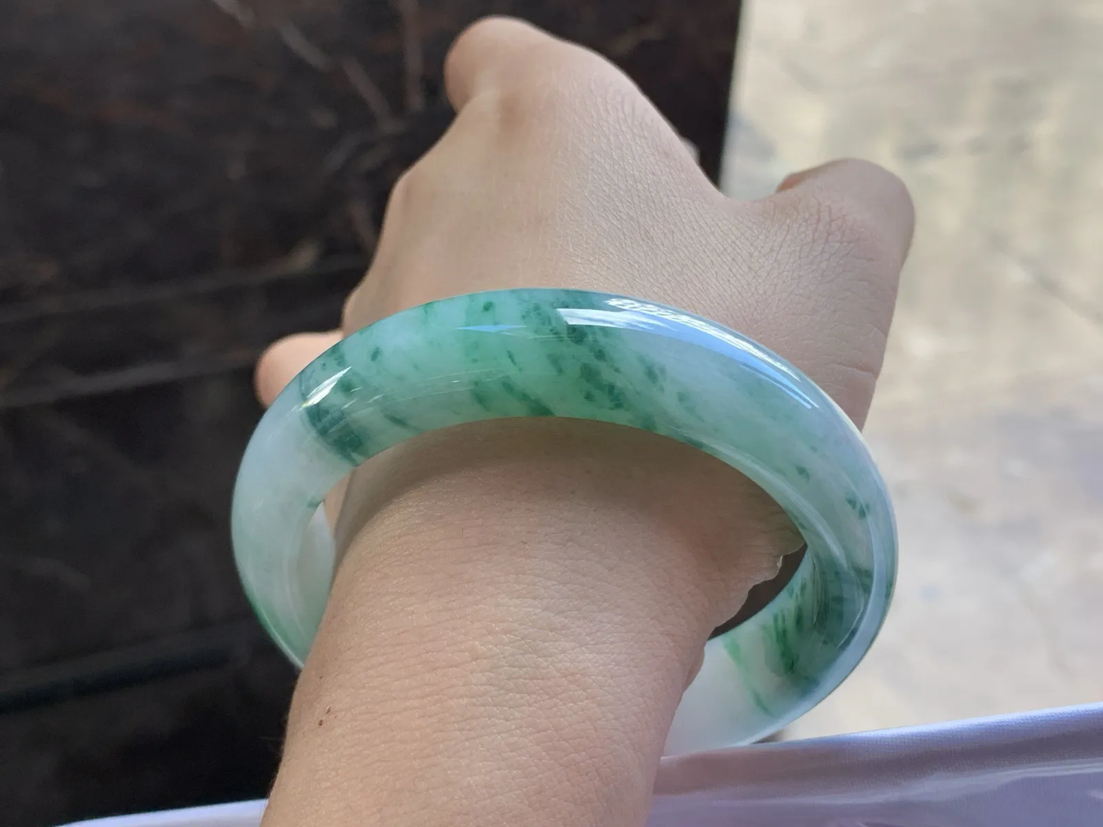 57.5-13.8-8.3

飘花手镯^_^玉质温润