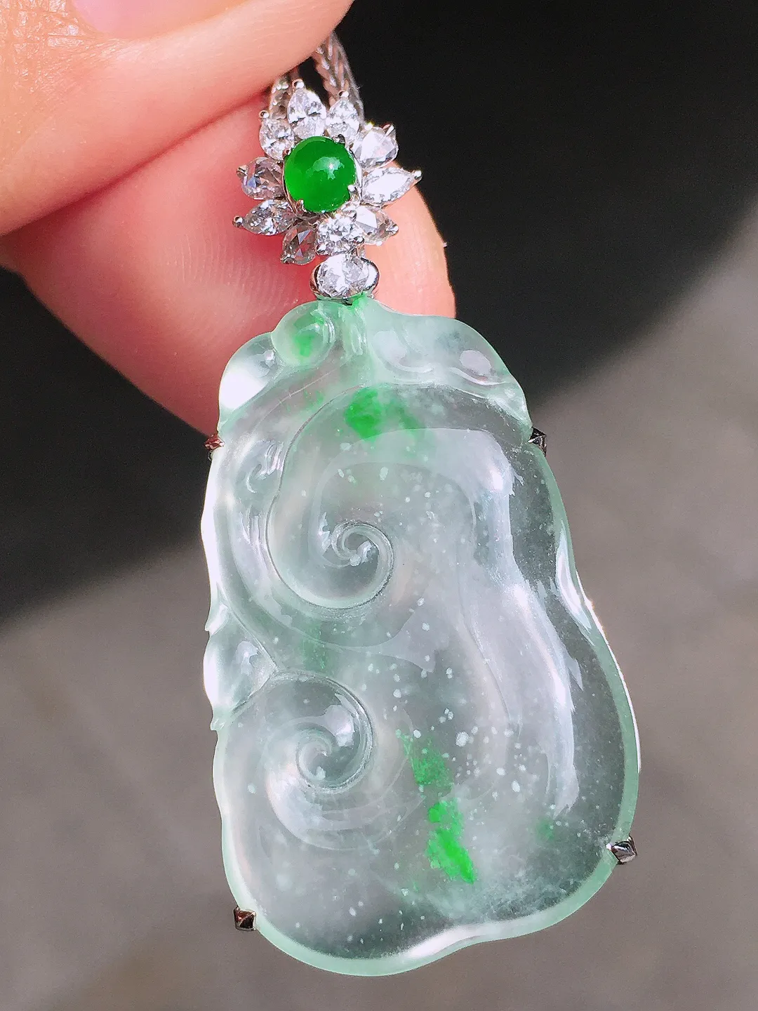 冰飘花如意吊坠，色泽艳丽，玉质细腻，荧光感超
强，饱满圆润，尽显优雅气质，18k
金豪华镶嵌