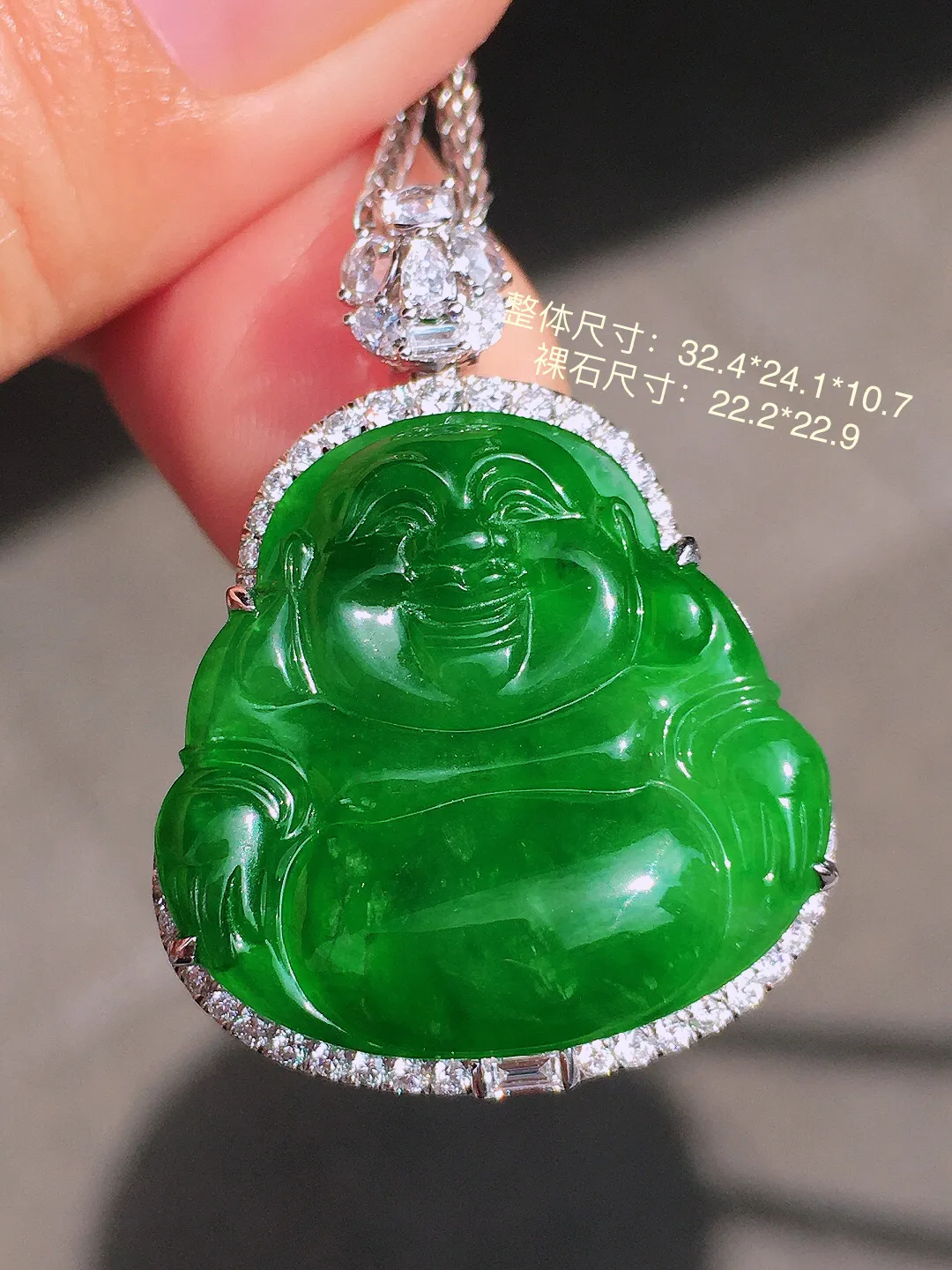 阳绿佛公吊坠，色泽均匀艳丽，玉质细腻，荧光感超
强，饱满圆润，尽显优雅气质，18k
金豪华镶嵌