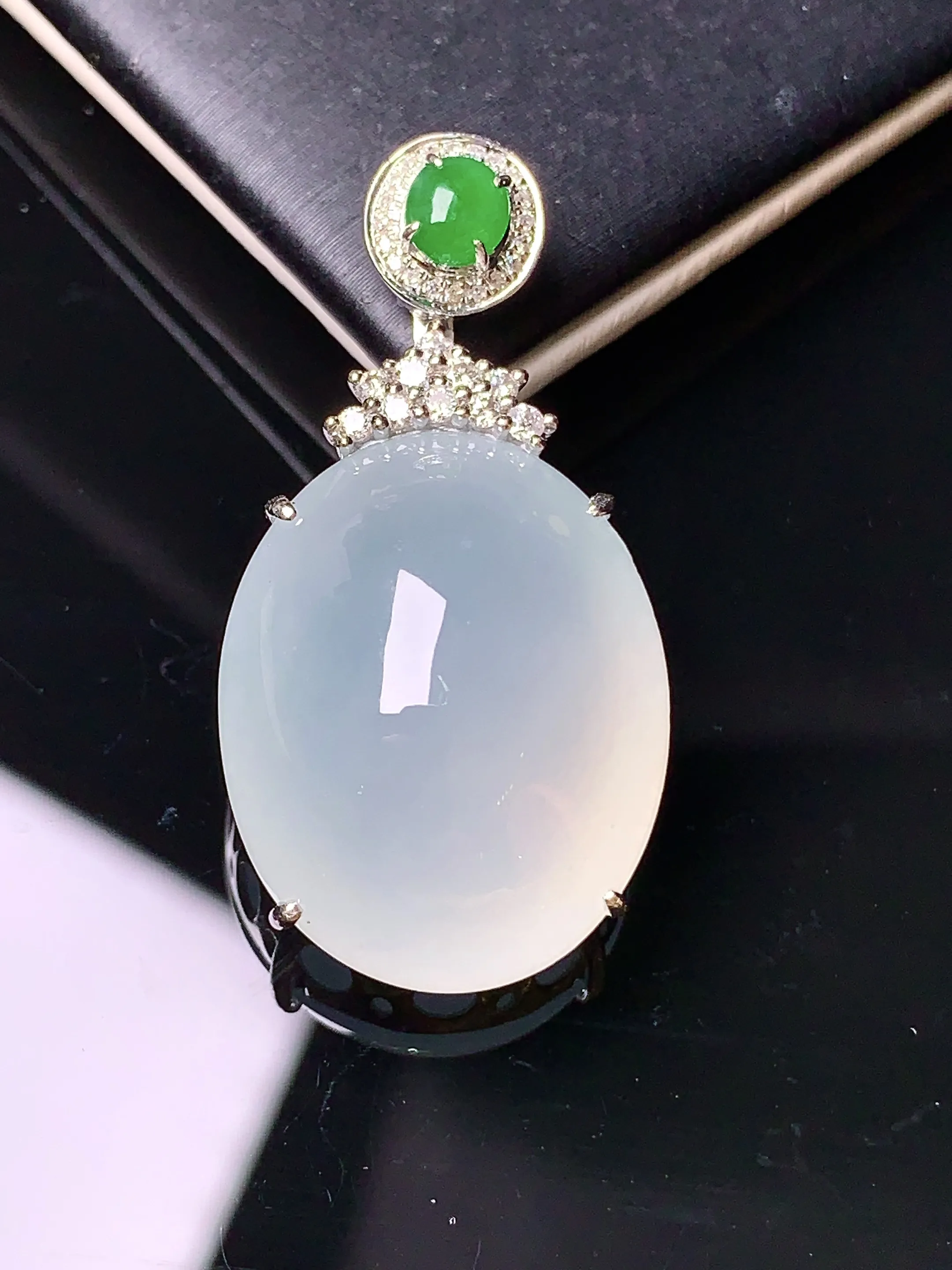 18k金钻镶嵌冰种蛋面吊坠 玉质细腻 色泽艳丽 整体尺寸33.5*17.2*10.6