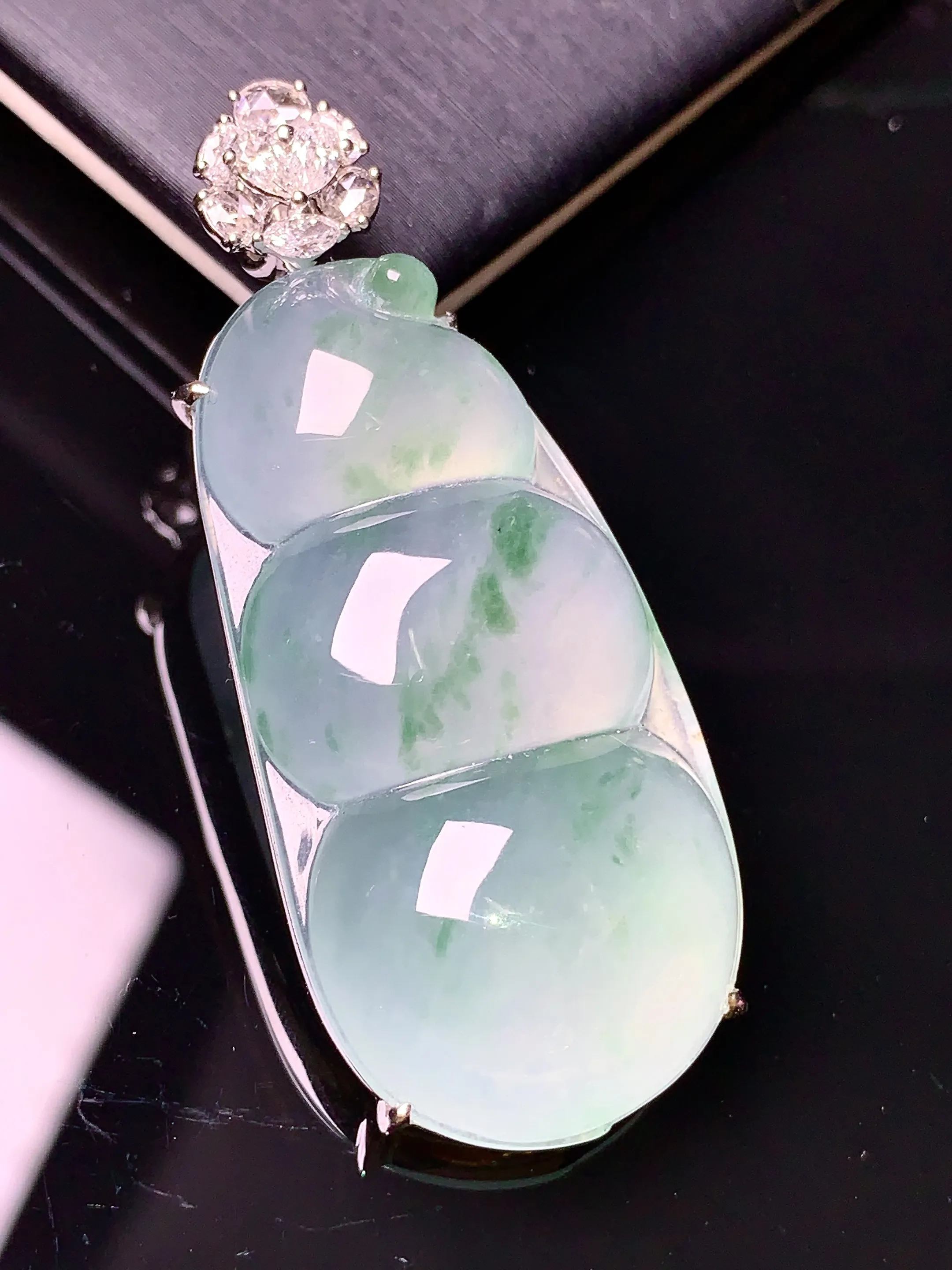 18k金钻镶嵌冰种四季豆吊坠 玉质细腻 色泽艳丽 整体尺寸50.2*20.8*9.5