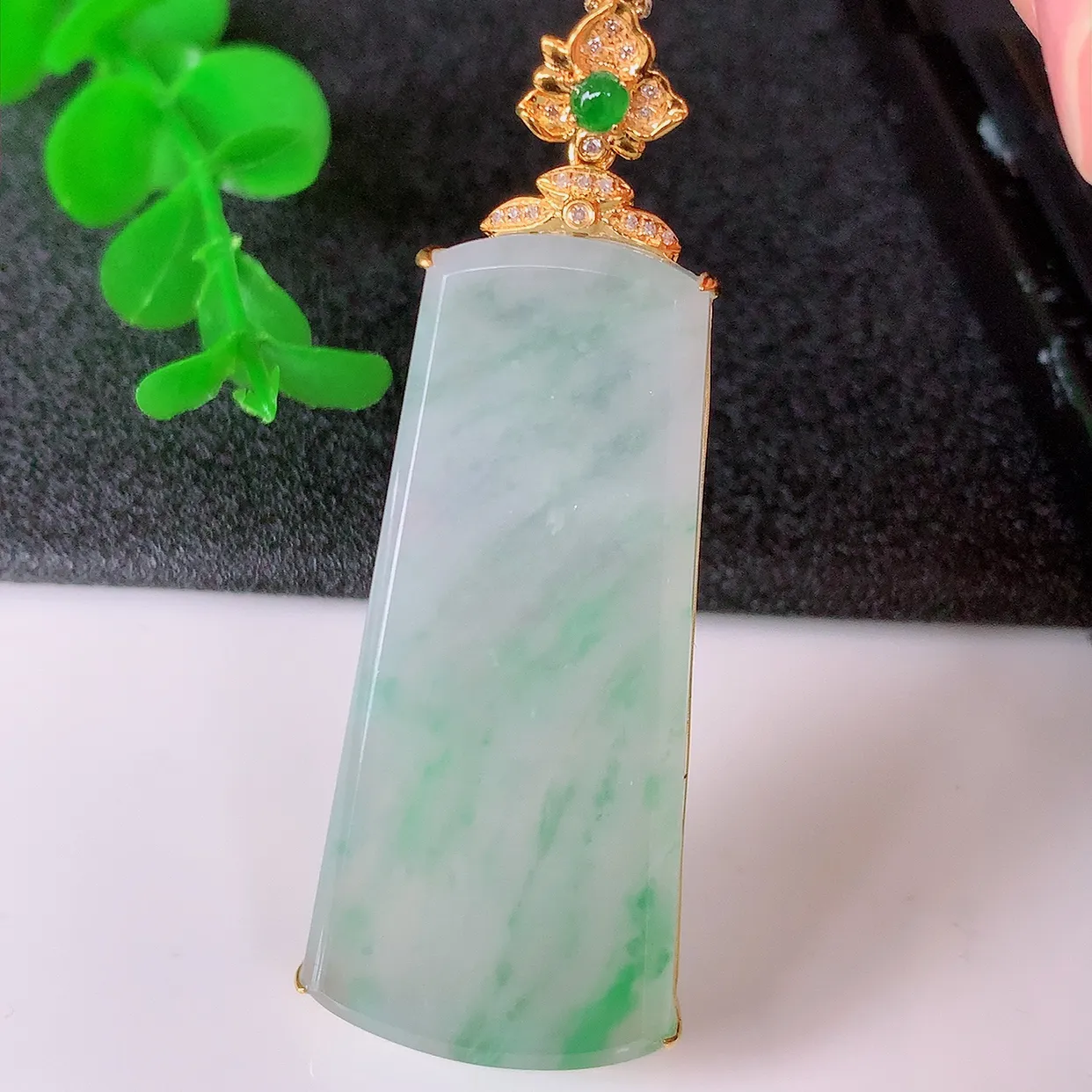 自然光实拍，18K金镶嵌冰种飘花翡翠平安无事牌吊坠，翡翠无事牌，平平安安，无事牌翠色灵动，佩戴平安时
