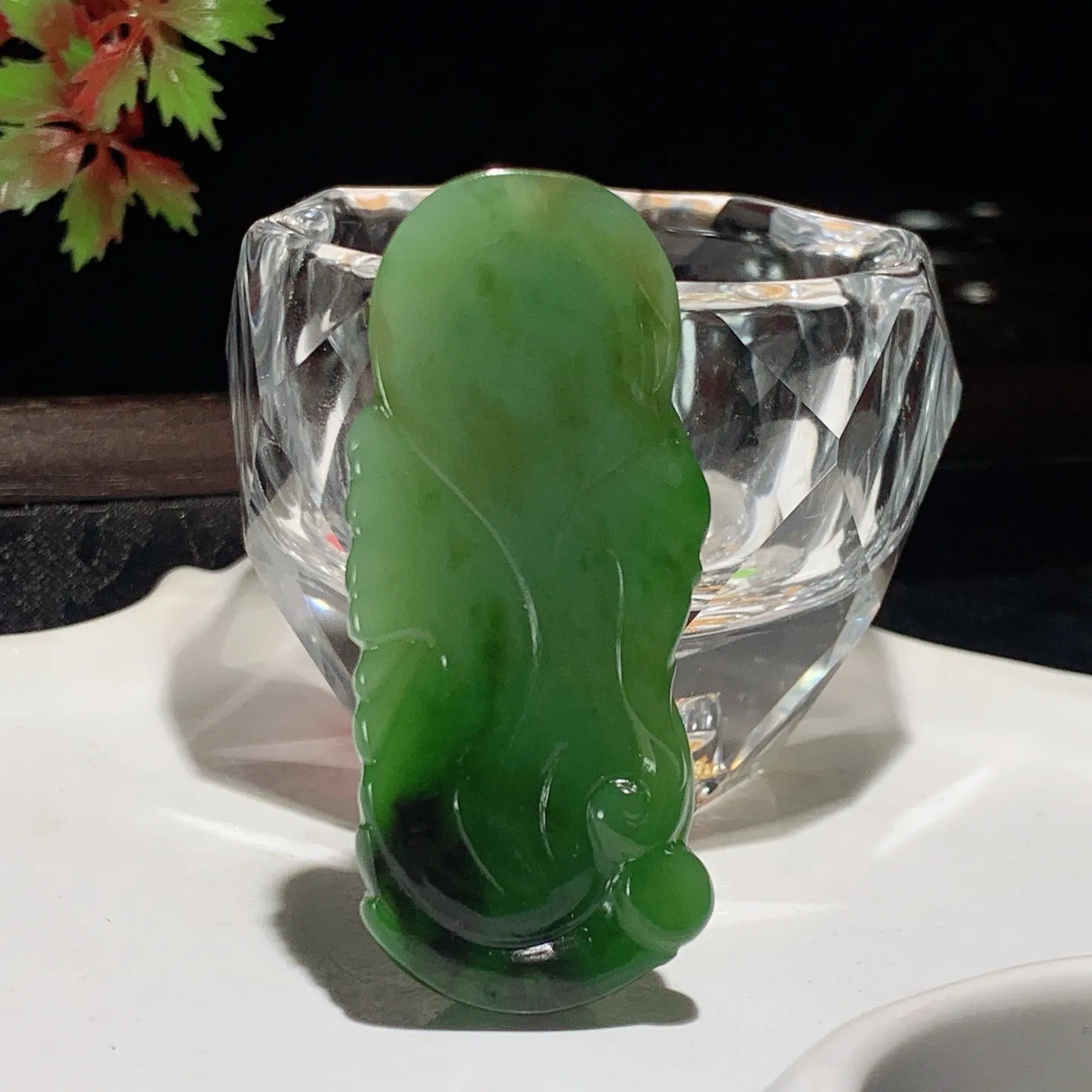 和田玉阳绿俄罗斯碧玉武财神关公挂件。尺寸59/25/14重33克。玉质细腻油润。手推出油。佩戴高端典雅。lt251107