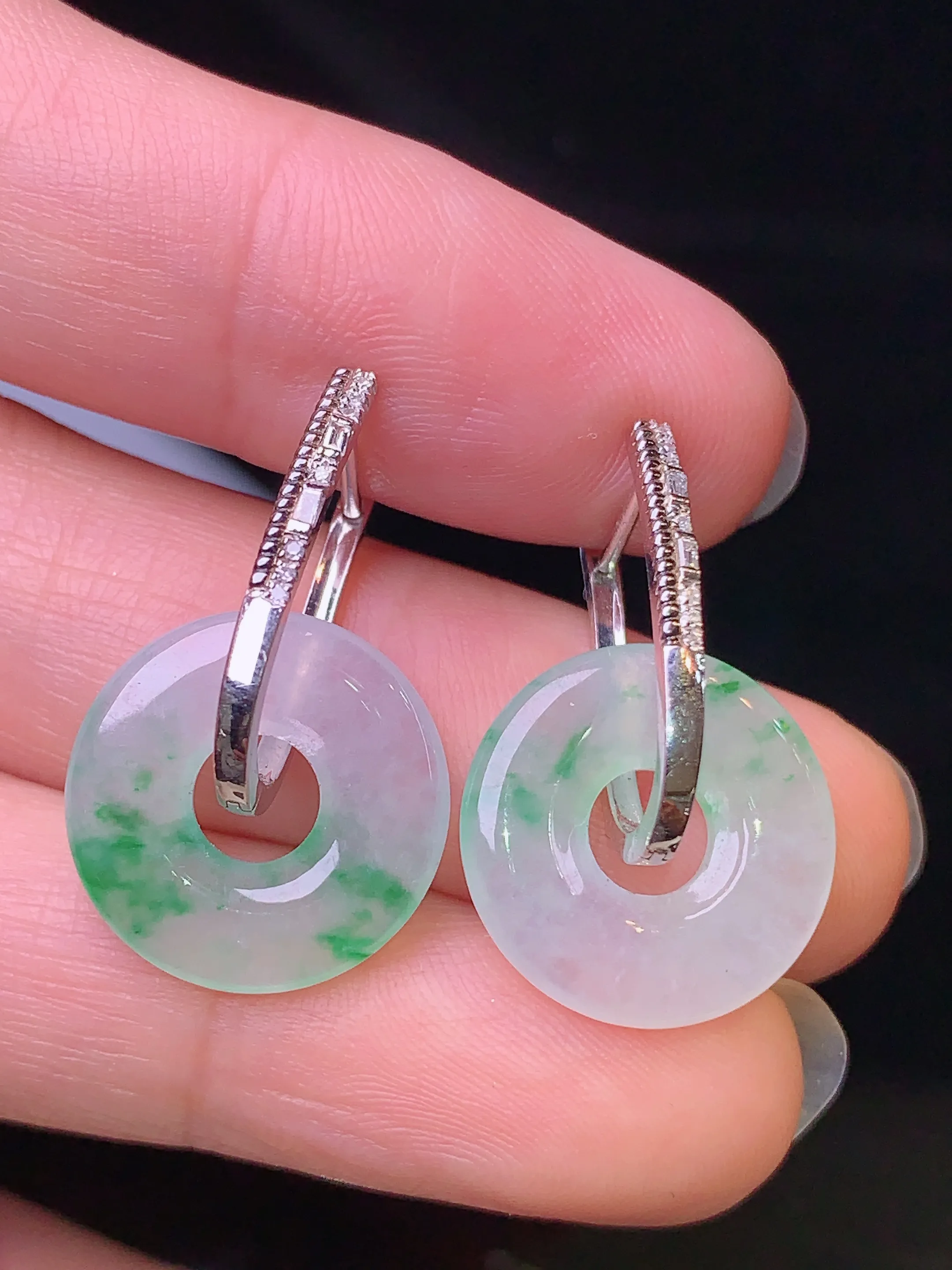 18k金钻镶嵌飘绿平安扣耳坠 玉质细腻 色泽艳丽 整体尺寸24.8*15.3*2.7