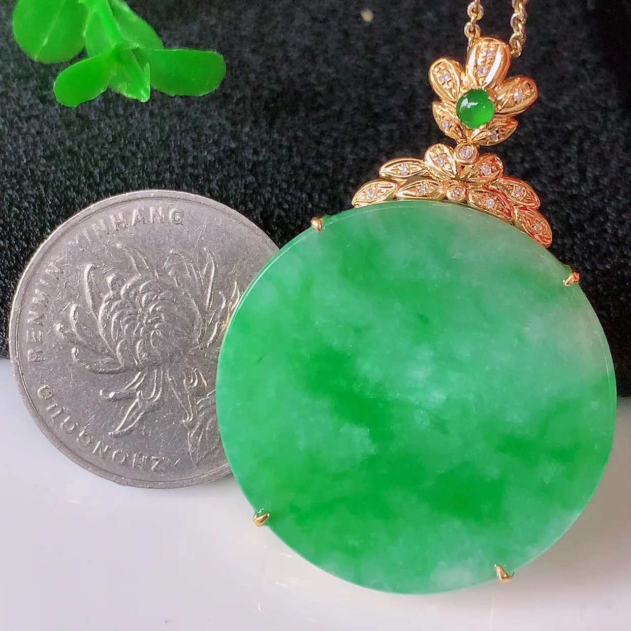 自然光实拍，18K金镶嵌水润飘绿翡翠圆平安无事牌吊坠，翡翠无事牌，平平安安，无事牌翠色灵动，佩戴平安时尚！#00.5整体43*30*6裸石30*30