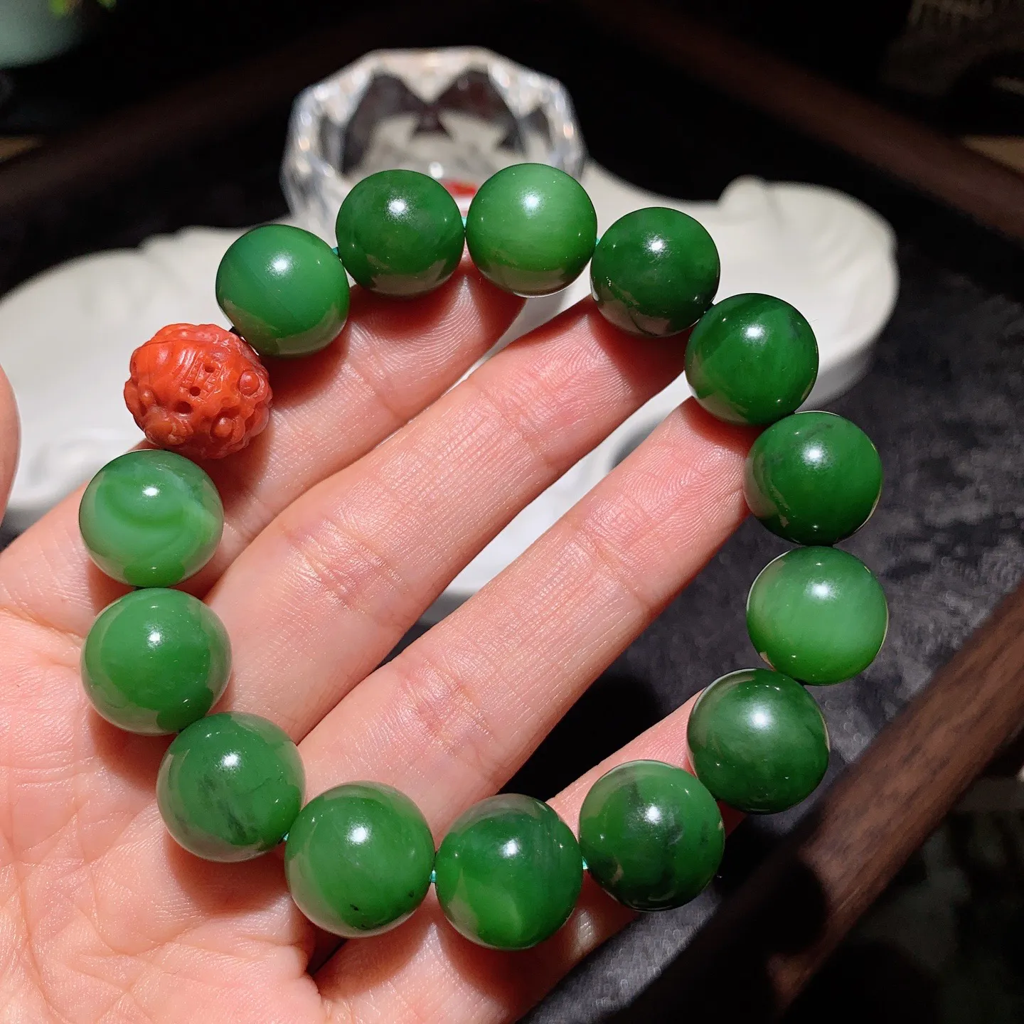 和田玉阳绿俄罗斯碧玉圆珠手串。单颗尺寸14重57克。玉质细腻油润。手推出油。佩戴高端典雅。lt251107