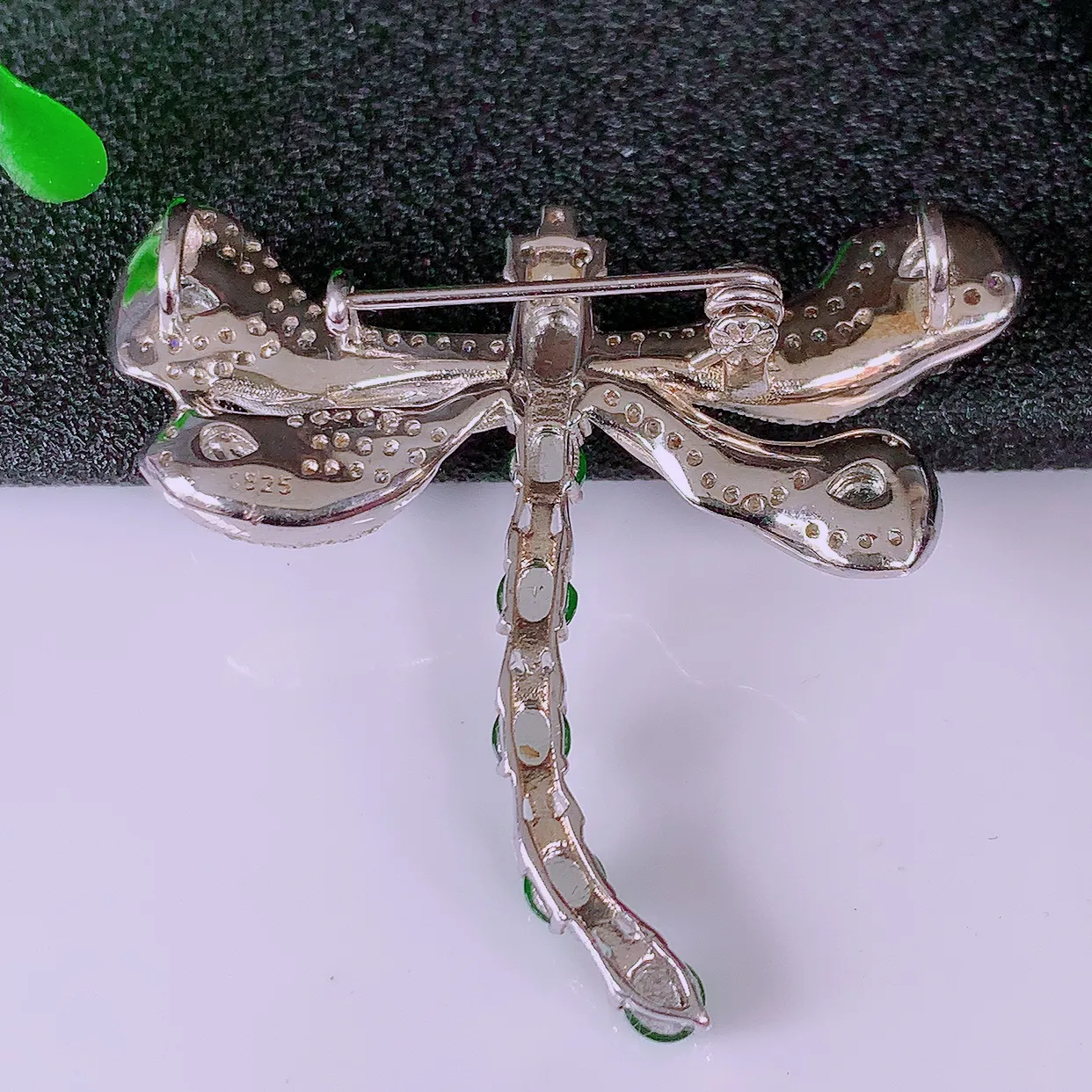 冰透满绿翡翠925银镶嵌蜻蜓胸针，自然光实拍，翠色灵动，颜色漂亮，种老水足，品相佳，佩戴佳品！#97.5整体38**42*8裸石3.6*3.6