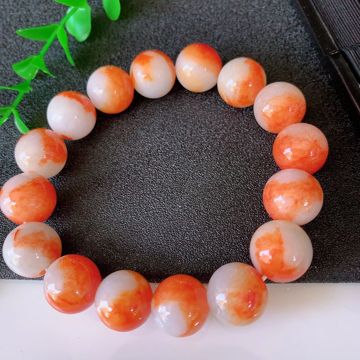 自然光实拍，冰润黄翡双彩翡翠手串手链，种老水足，冰清玉润   颜色漂亮  #46.31取一尺寸12.8mm