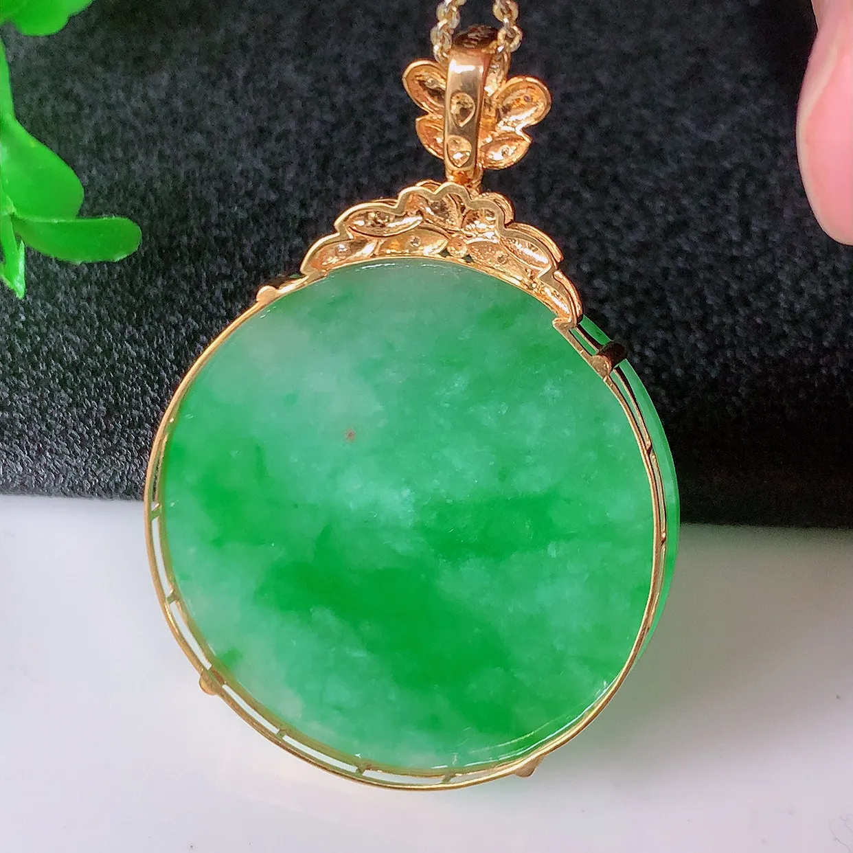 自然光实拍，18K金镶嵌水润飘绿翡翠圆平安无事牌吊坠，翡翠无事牌，平平安安，无事牌翠色灵动，佩戴平安时尚！#00.5整体43*30*6裸石30*30