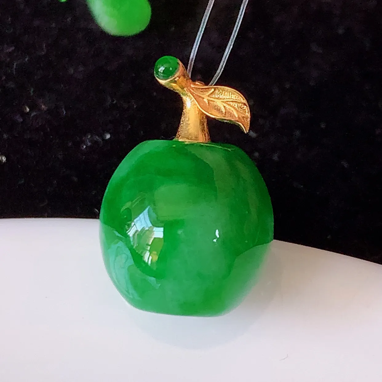 自然光实拍，18K金镶嵌冰润辣绿翡翠路路通吊坠，寓意时来运转、财源滚滚，款式新颖时尚，日常百搭的款！ 配图银链#49.31整体18裸石12-12.5mm