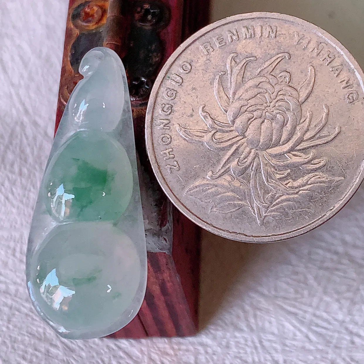 自然光实拍，冰种飘花翡翠四季豆吊坠，平安豆福豆玉坠，冰润通透， 豆粒饱满，寓意： 豆蔻年华！#46.31