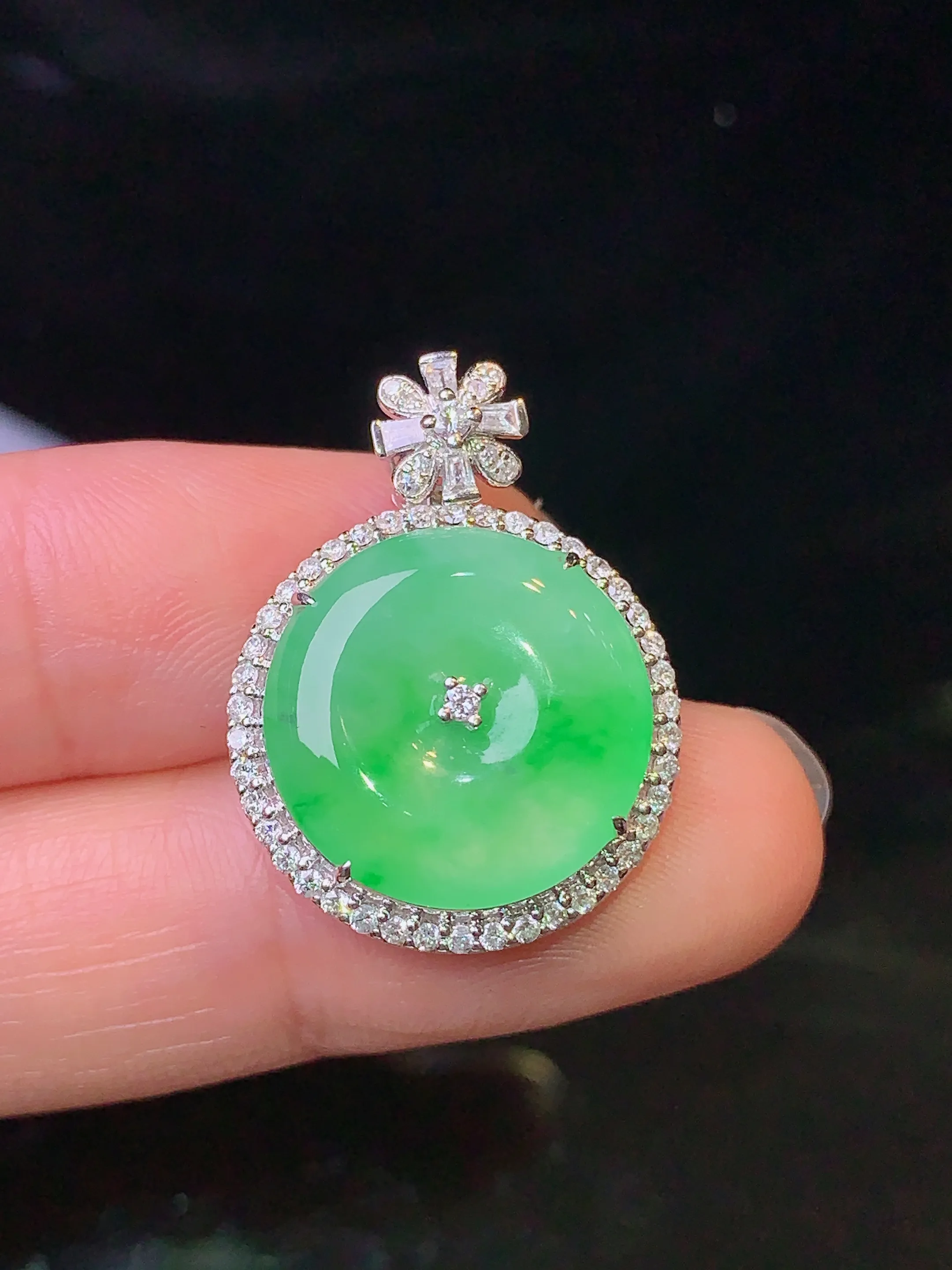 18k金钻镶嵌翠绿平安扣吊坠 玉质细腻 色泽艳丽 整体尺寸25*18.8*7.2