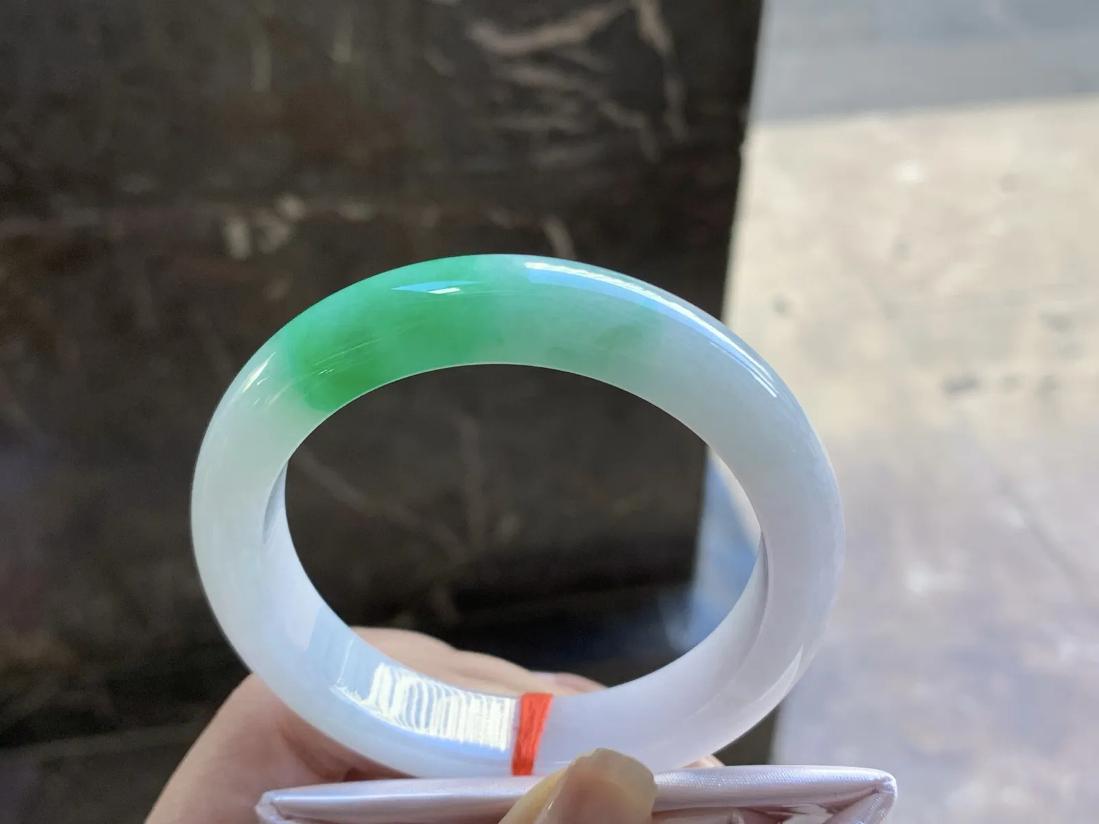 55-12.5-8.8

带色手镯^_^底妆白净