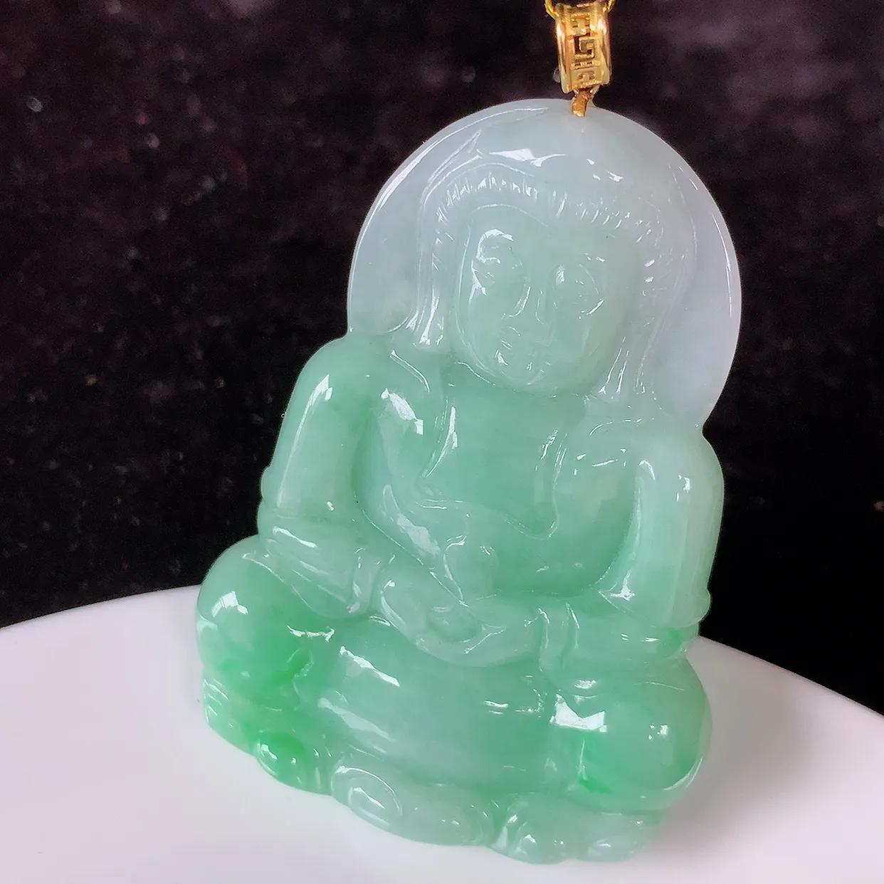 18K金镶嵌冰飘绿翡翠观音菩萨吊坠，赐福翡翠观音，观音面相端庄，品相佳，佩戴气质！#35.5整体57裸石51*36*5.5