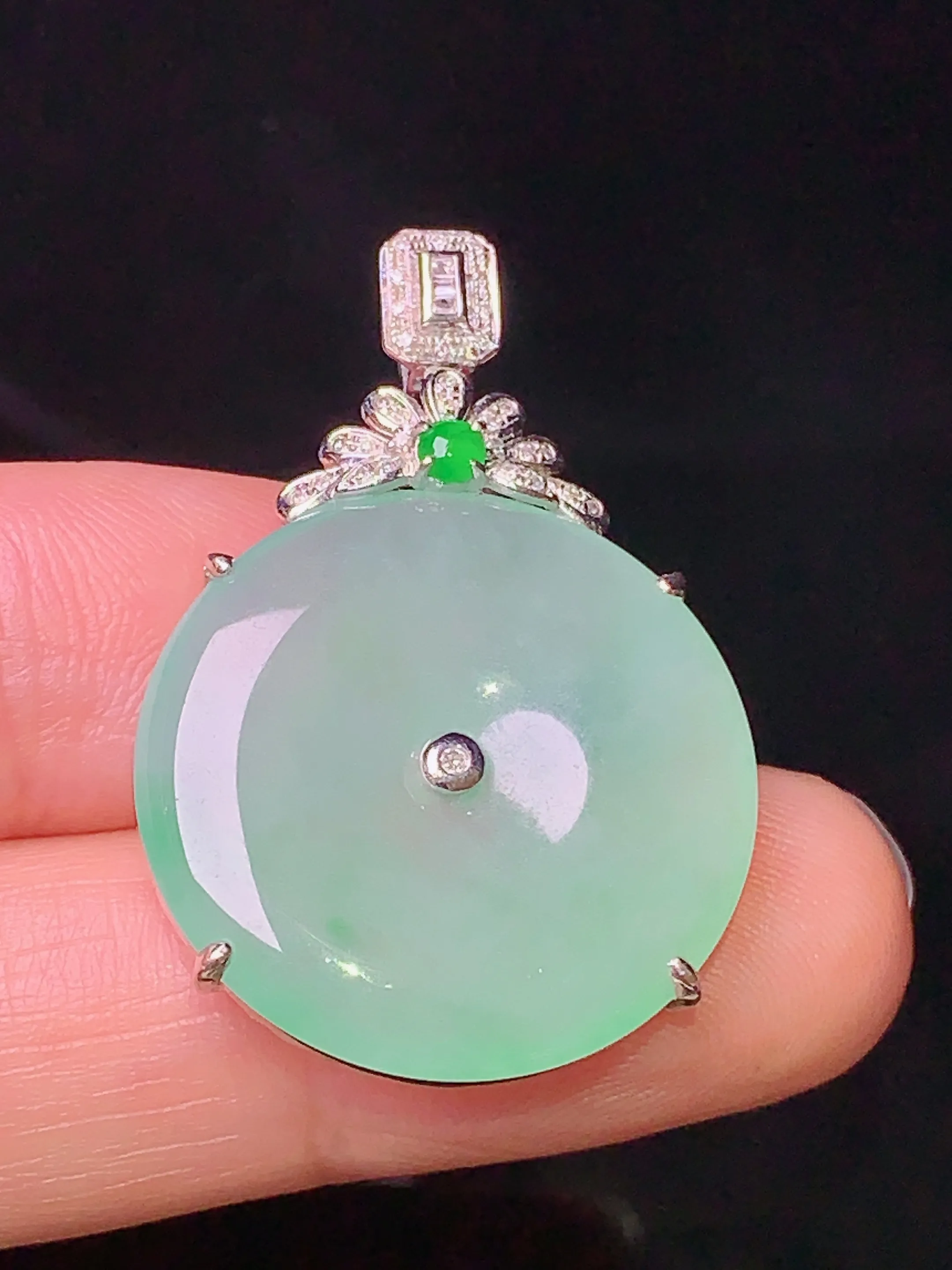 18k金钻镶嵌浅绿平安扣吊坠 玉质细腻 色泽艳丽 整体尺寸33.7*22.5*5.5