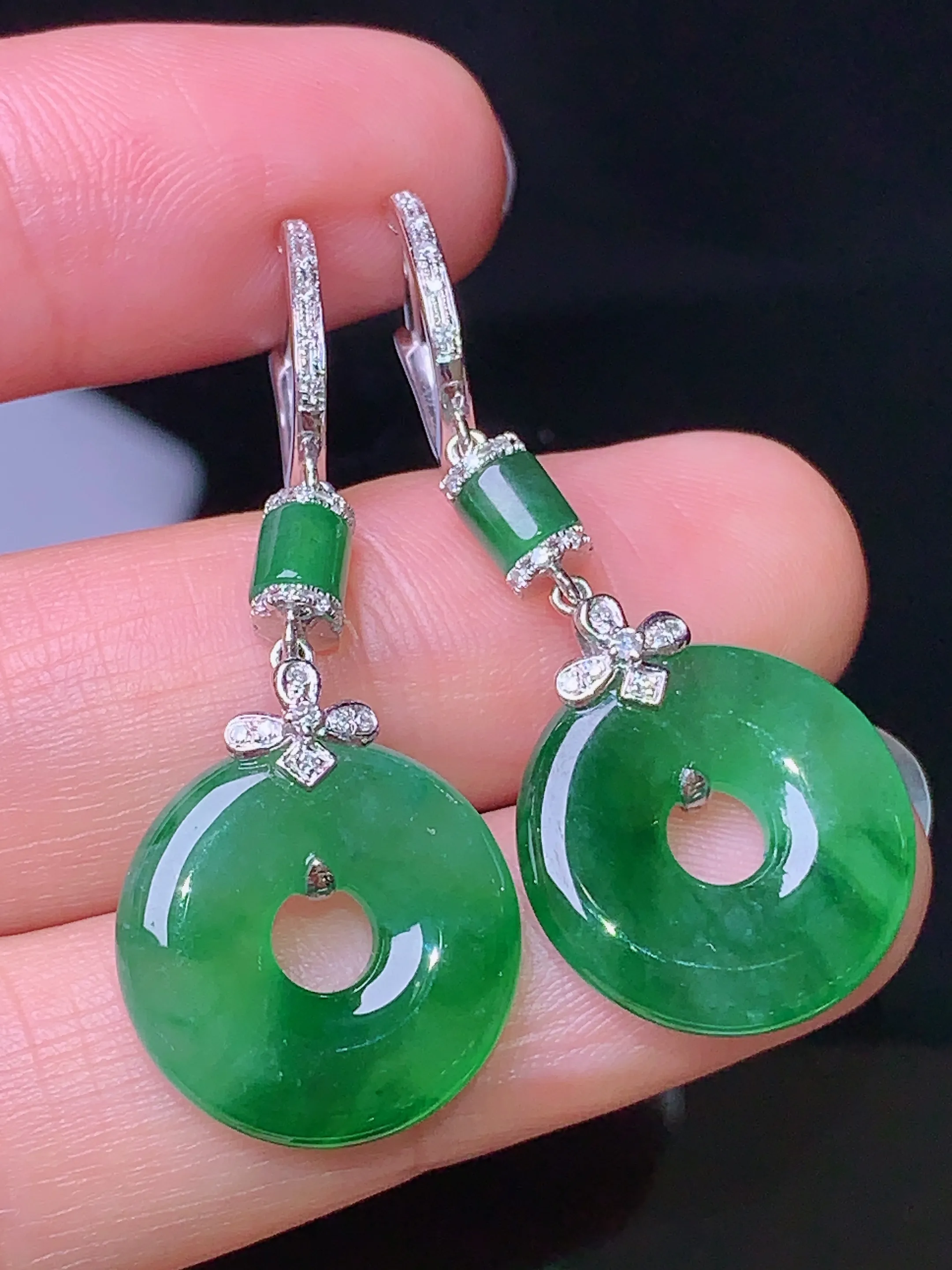 18k金钻镶嵌翠绿平安扣耳坠 玉质细腻 色泽艳丽 整体尺寸39.6*16*3.6