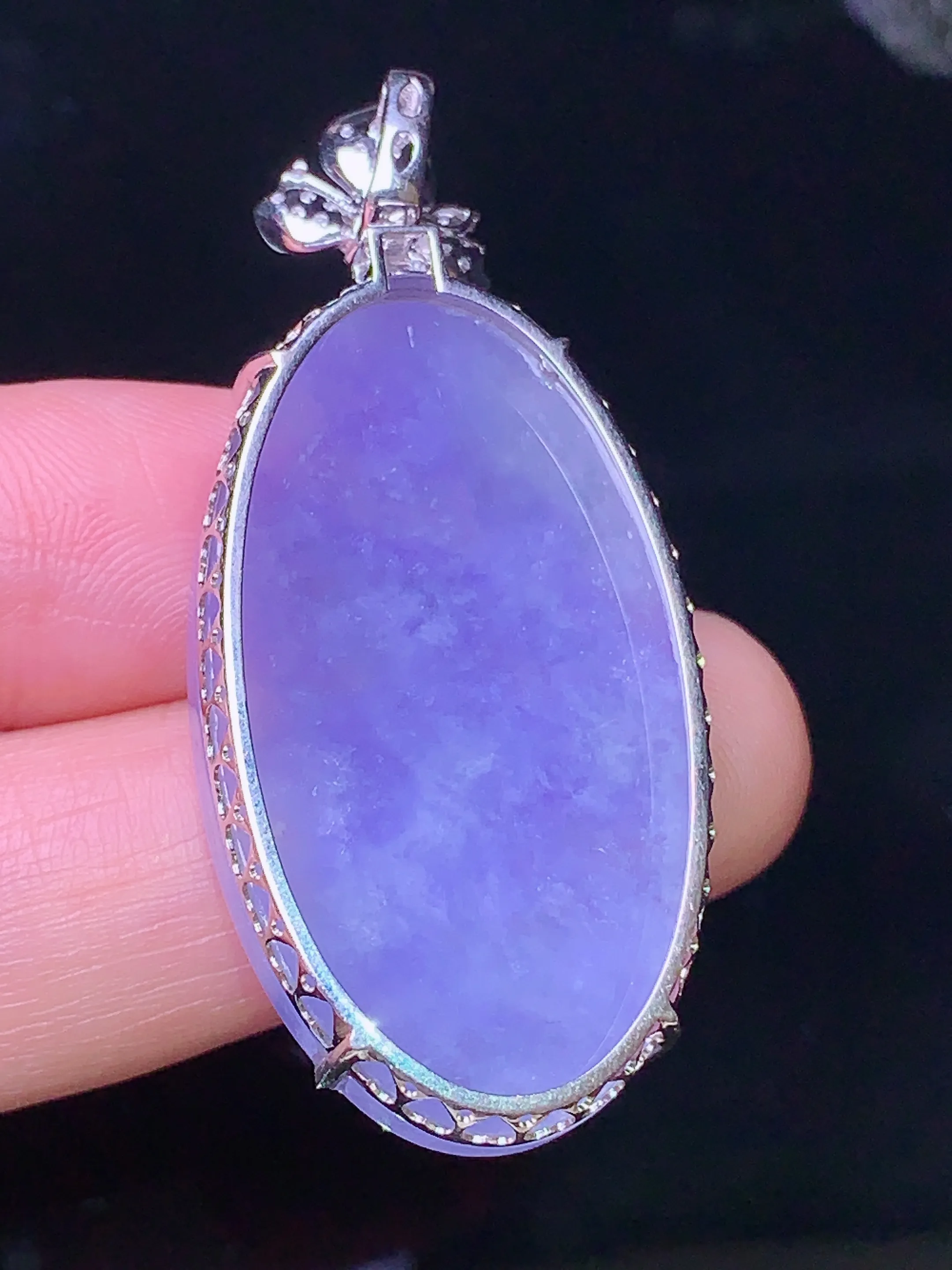 18k金钻镶嵌紫罗兰圆牌吊坠 玉质细腻 色泽艳丽 整体尺寸47*20.7*6.5