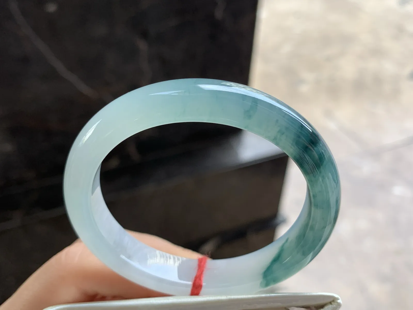 53.3-11.5-7.9

冰蓝花贵妃手镯^_^正圈50 51可以带