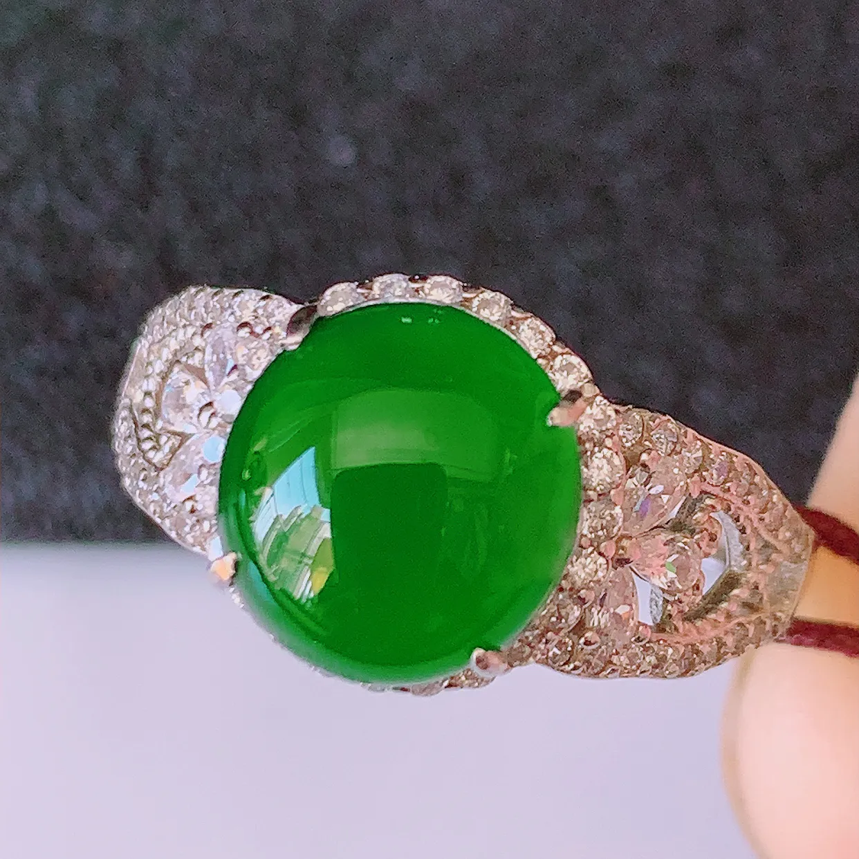 冰透满绿翡翠925银镶嵌戒指，自然光实拍，翠色灵动，颜色漂亮，种老水足，品相佳，佩戴佳品！#97.31（圈口可调大小）整体26*18.5*7 裸石10*9.5mm