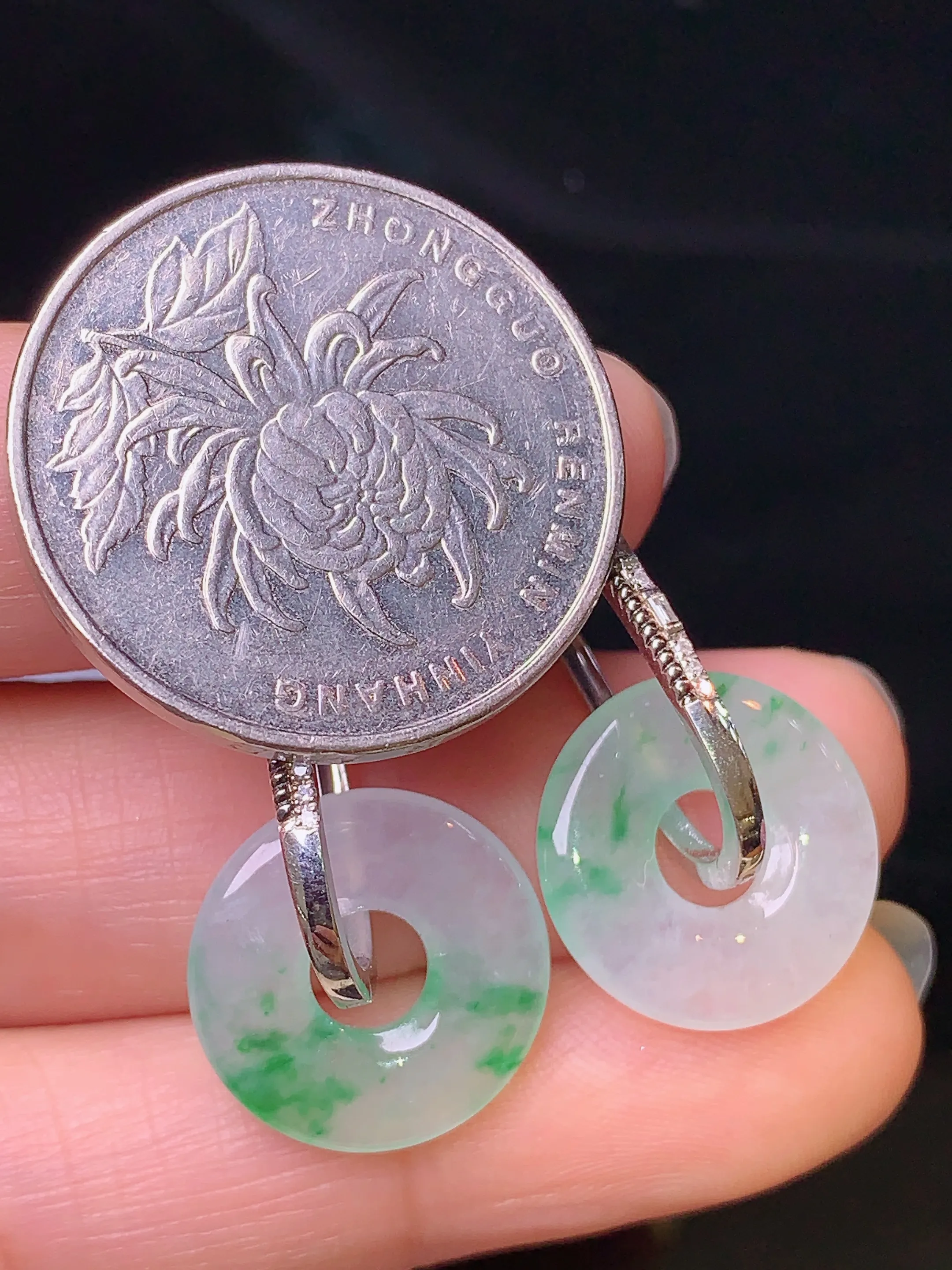 18k金钻镶嵌飘绿平安扣耳坠 玉质细腻 色泽艳丽 整体尺寸24.8*15.3*2.7