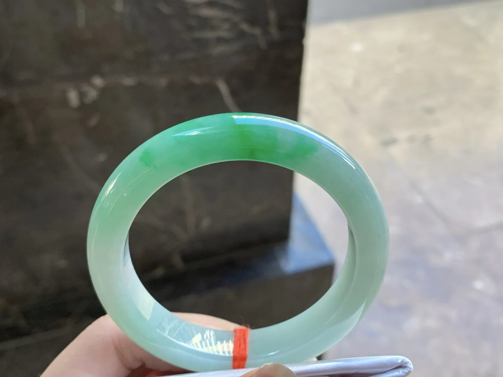 56-12.2-9

带色手镯^_^颜色鲜艳 玉质温润