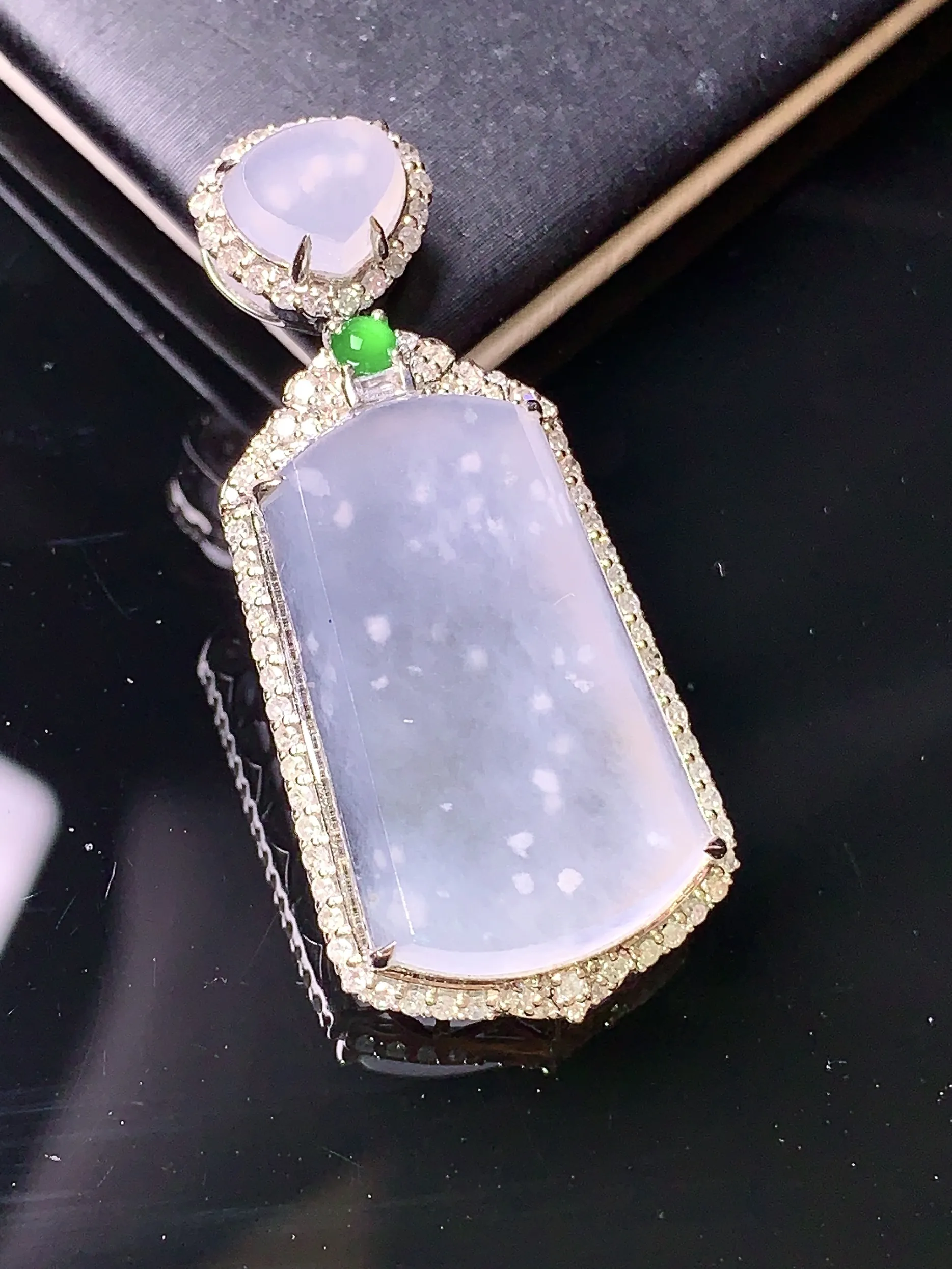 18k金钻镶嵌冰种无事牌吊坠 玉质细腻 色泽艳丽 整体尺寸37*16.5*7.5