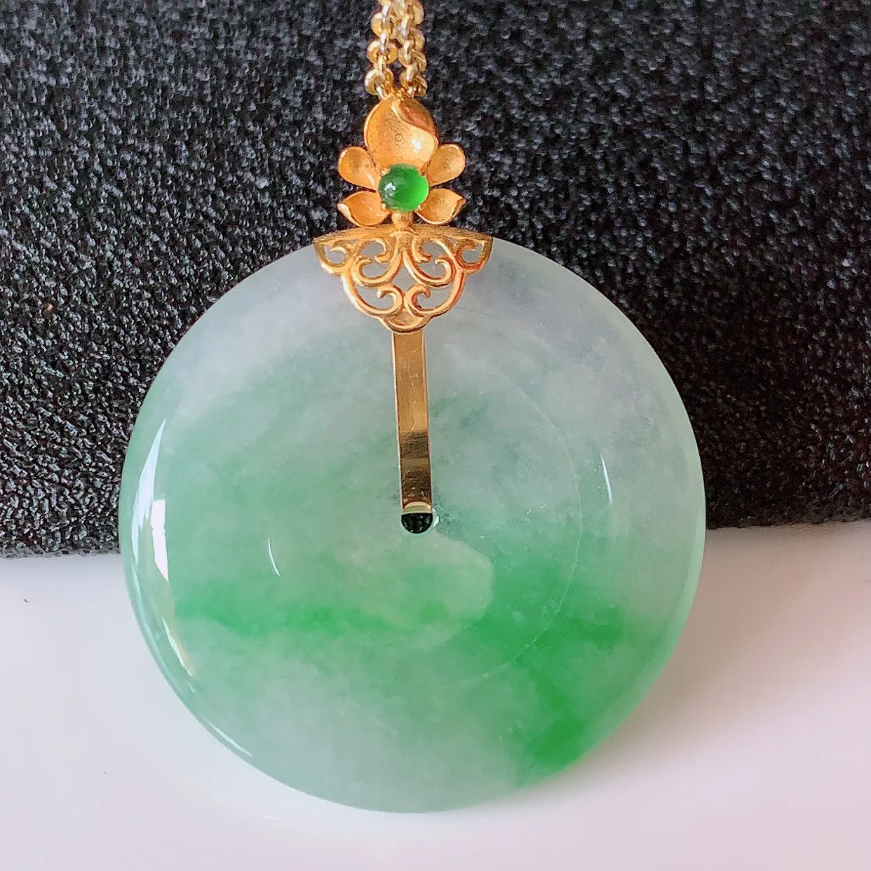 自然光实拍，18K金镶嵌冰种飘绿翡翠平安扣吊坠，玉扣，冰润光泽，寓意平平安安，平安扣佩戴时尚漂亮！#41.31整体30.5-24.5-4.5 裸石24.5*24.5mm