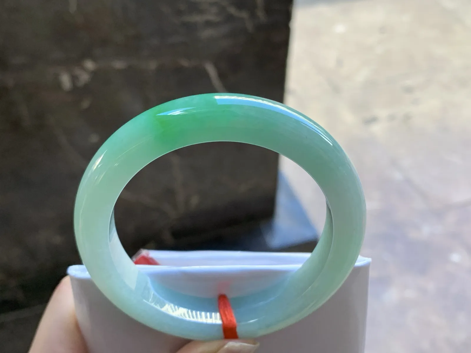 56-12.2-9

带色手镯^_^颜色鲜艳 玉质温润