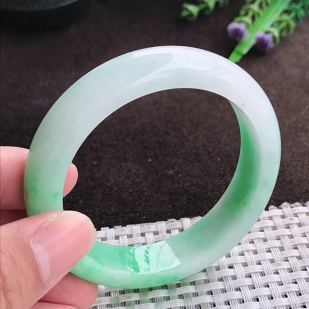 自然光54.5/14/8.2老坑精美温润飘绿手镯宽边翡翠玉镯美人镯