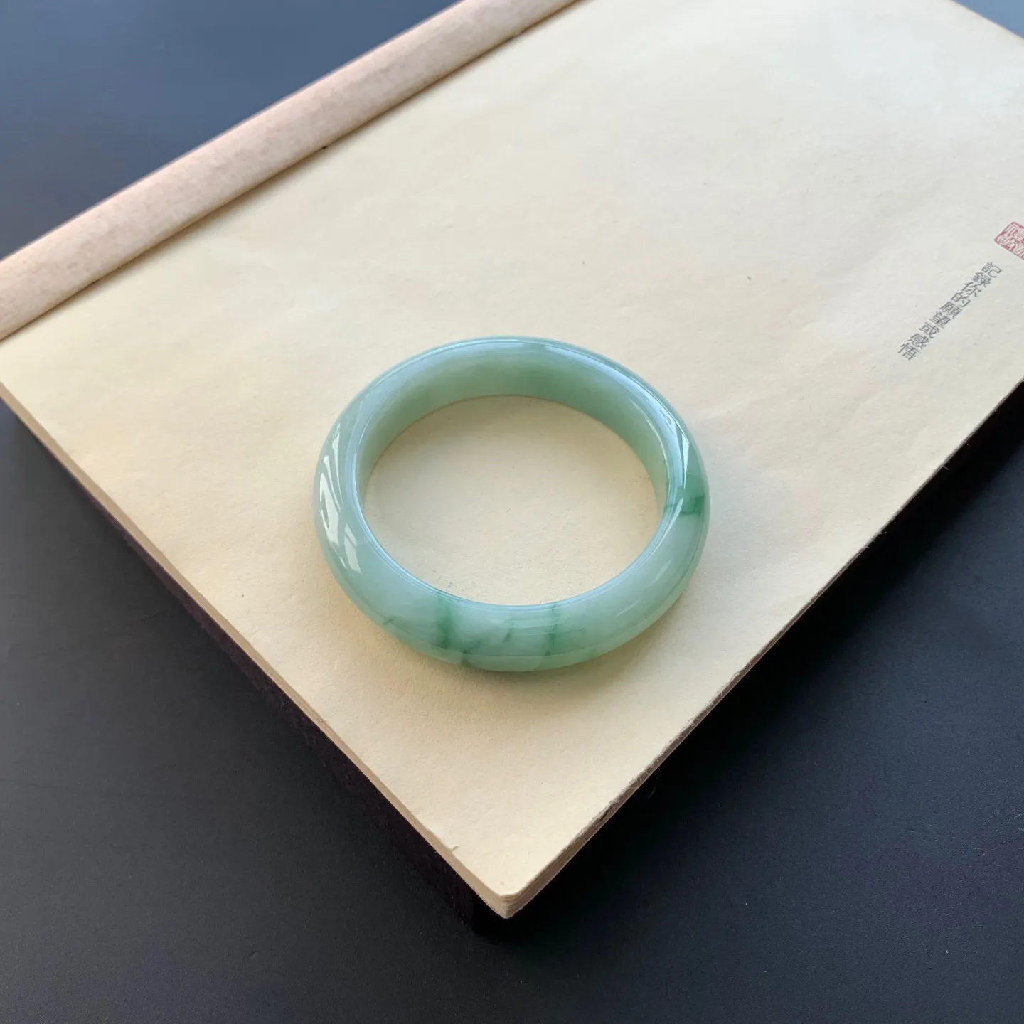 55.5圈口飘花正圈手镯 尺寸：55.5-12.5-8.6，无纹裂，细腻光滑，花色浓郁