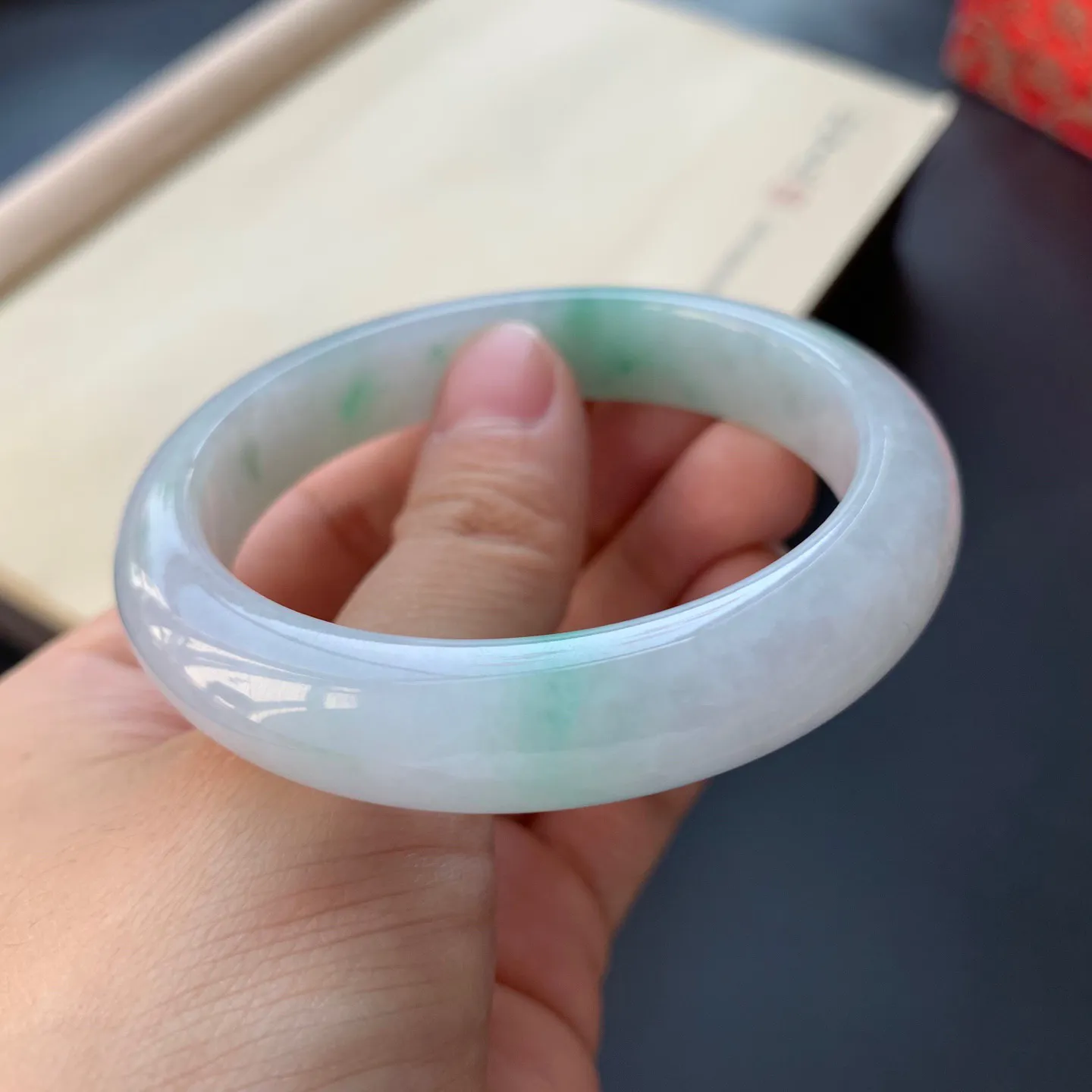 54圈口飘绿正圈手镯 尺寸：54-11.8-8.2，无纹裂，细腻光滑，色泽靓丽