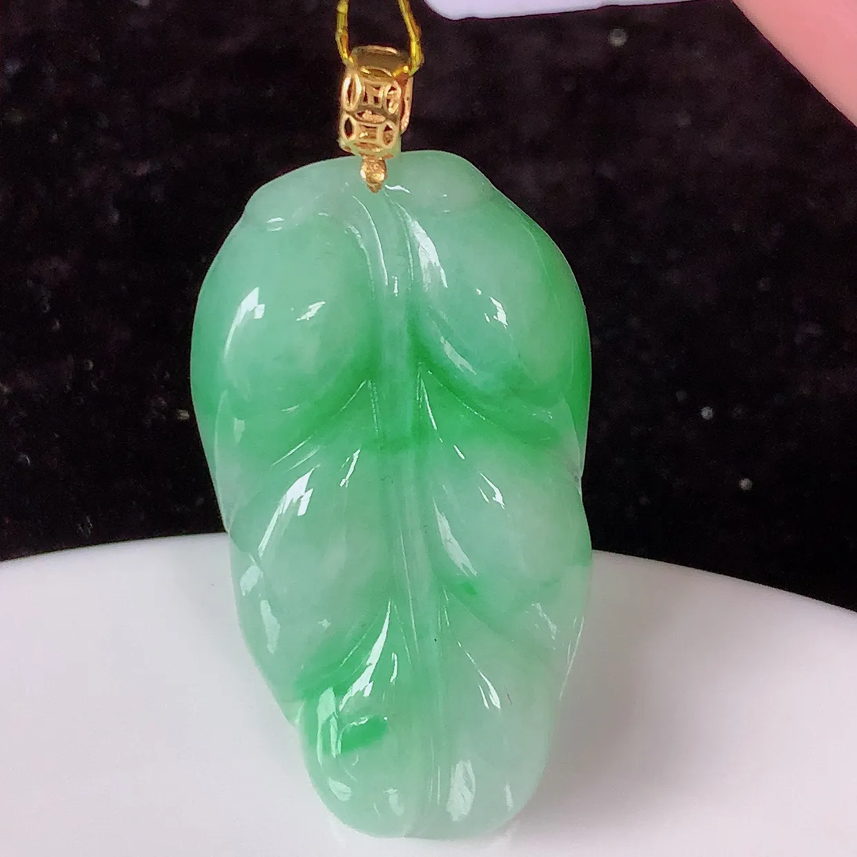 18K金镶嵌飘绿翡翠叶子吊坠 ，种水足，色泽清新，工艺精湛，叶子寓意美好；金枝玉叶，事业有成。#35.5