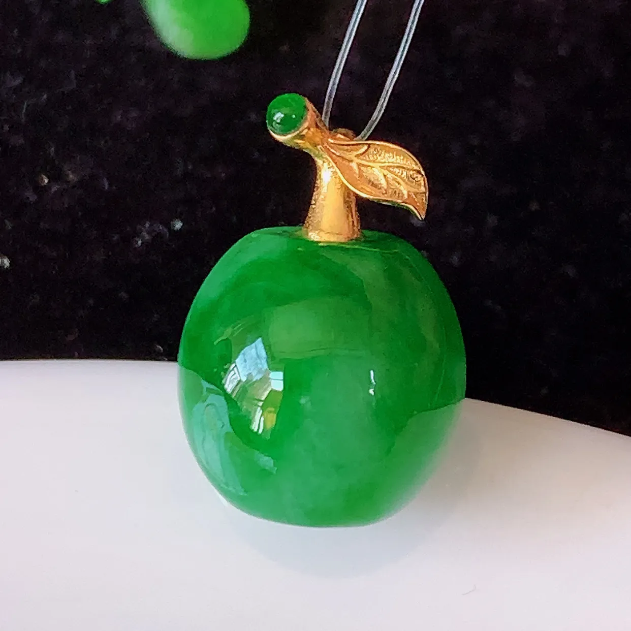 自然光实拍，18K金镶嵌冰润辣绿翡翠路路通吊坠，寓意时来运转、财源滚滚，款式新颖时尚，日常百搭的款！ 配图银链#49.31整体18裸石12-12.5mm