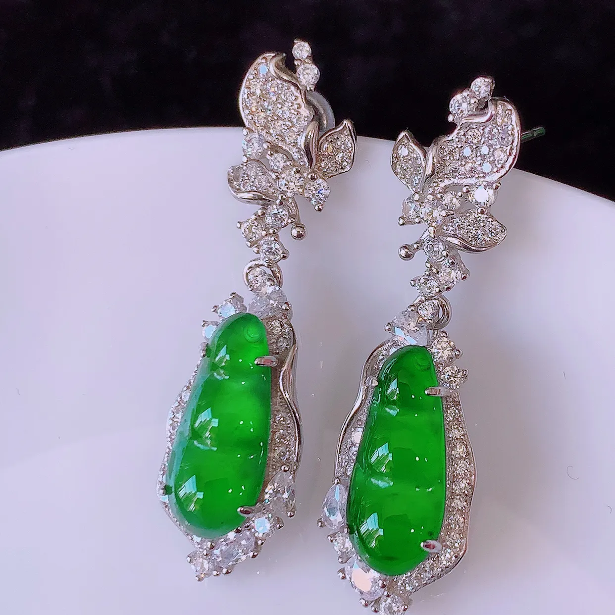冰透满绿翡翠925银镶嵌福豆耳坠，自然光实拍，翠色灵动，颜色漂亮，种老水足，品相佳，佩戴佳品！#97.31整体35.5*10*6.5裸石14.5*6 mm