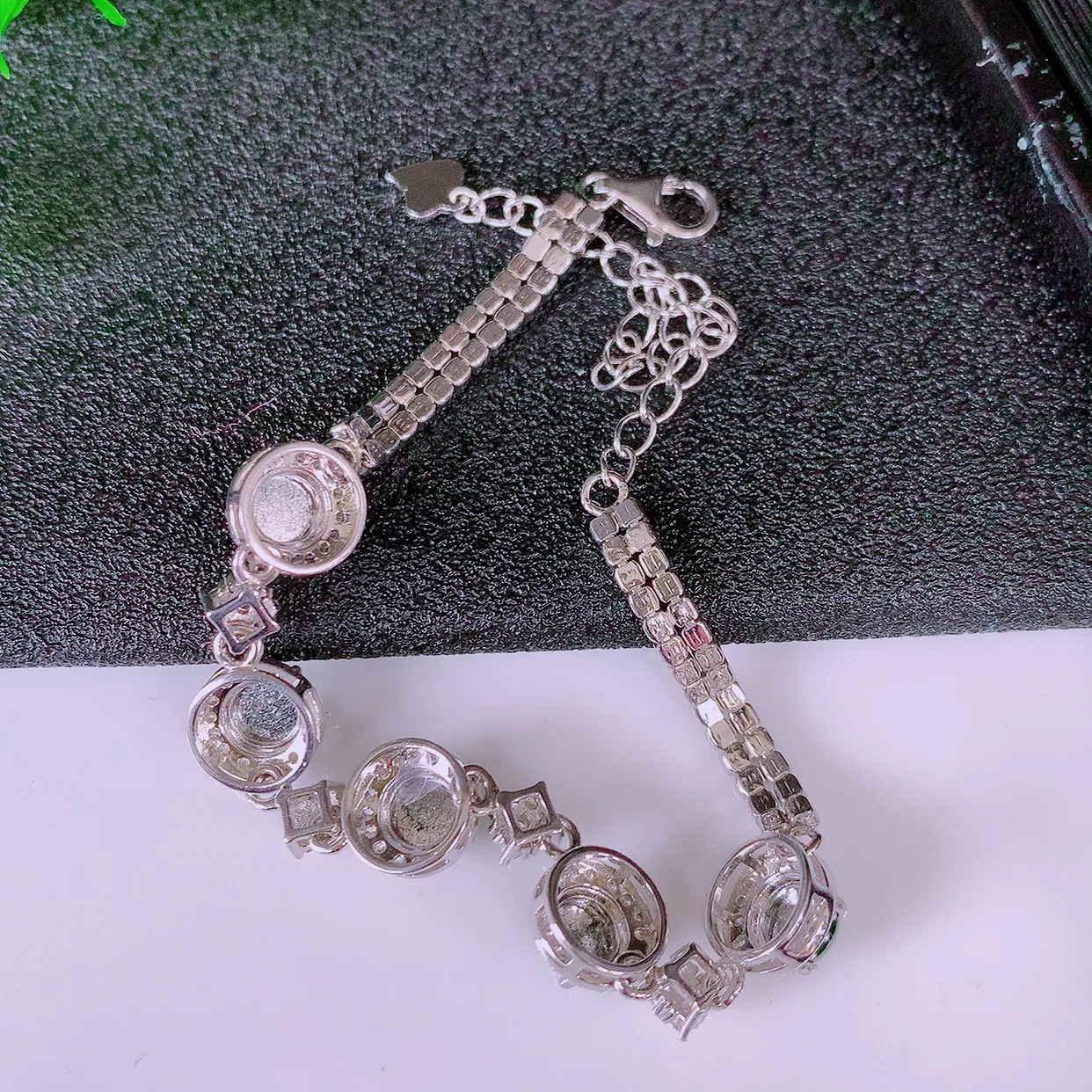 冰透满绿翡翠925银镶嵌手链，自然光实拍，翠色灵动，颜色漂亮，种老水足，品相佳，佩戴佳品！#97.5整体7.7*7.7*5.6裸石5*5