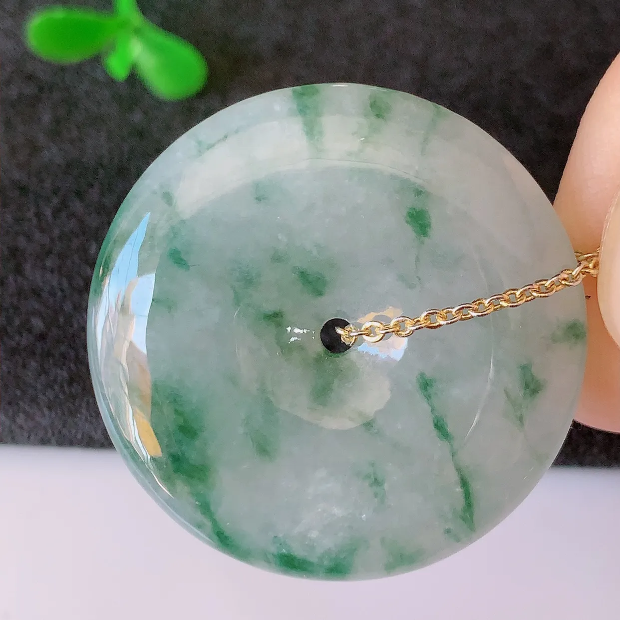 自然光实拍，冰胶飘花翡翠平安扣吊坠，翠色灵动，种老水足， 寓意好， 品相佳， 佩戴佳品！#39.31