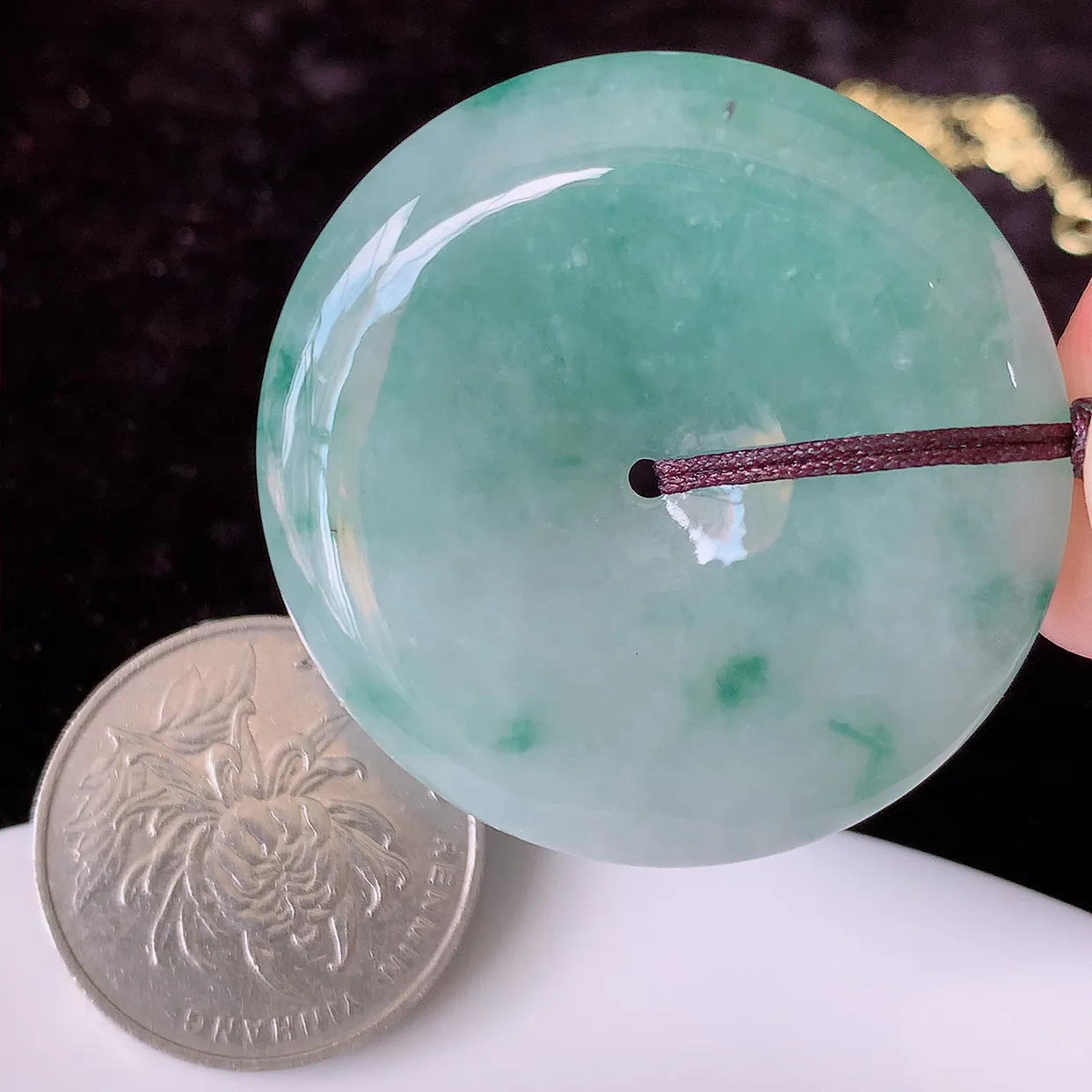 自然光实拍，大件冰飘花翡翠平安扣吊坠，种老水足，雕工精湛 ，寓意美好， 佩戴时尚出众！#05.31