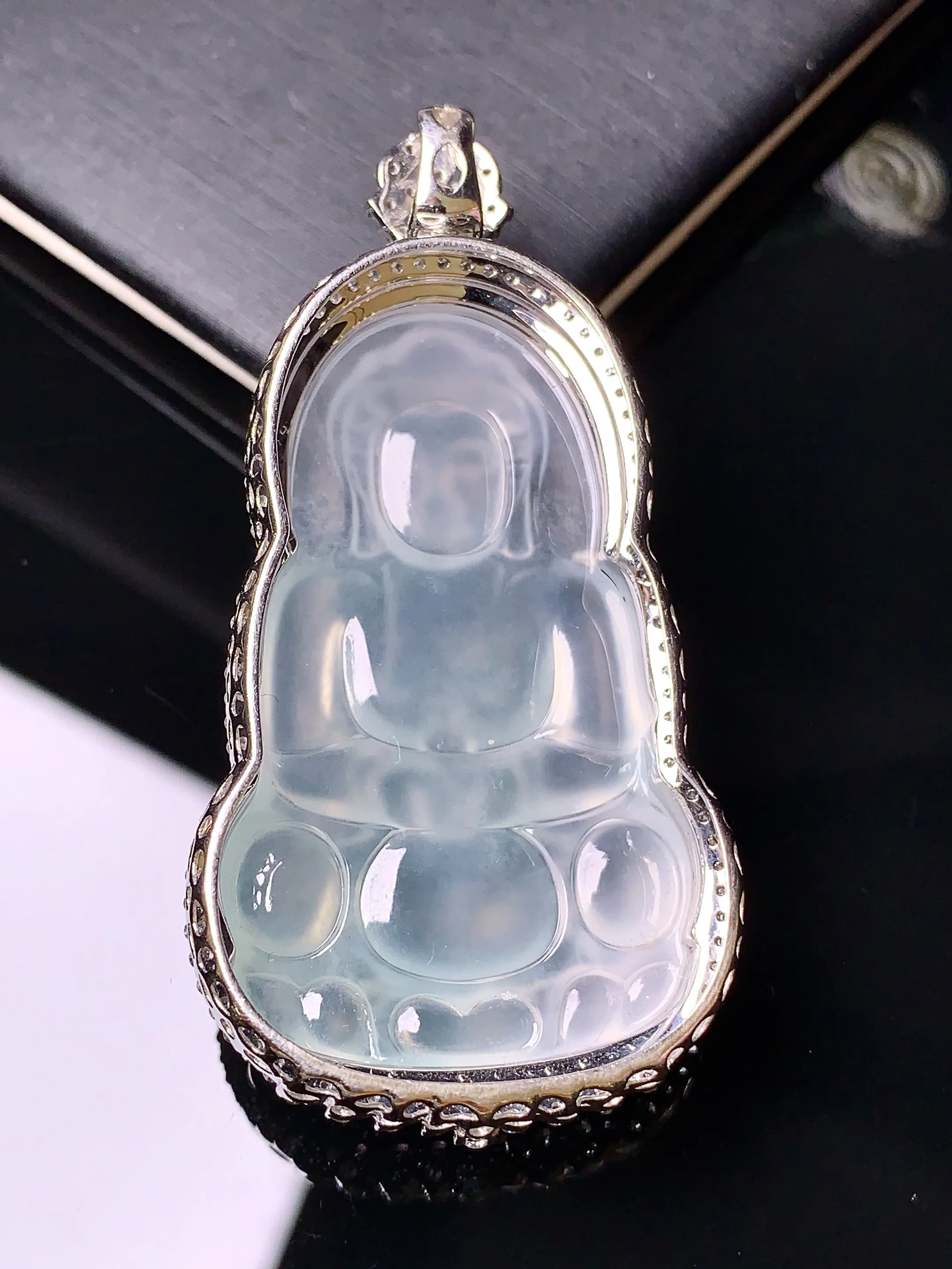 18k金钻镶嵌冰种观音吊坠 玉质细腻 色泽艳丽 整体尺寸55*27.8*10.2