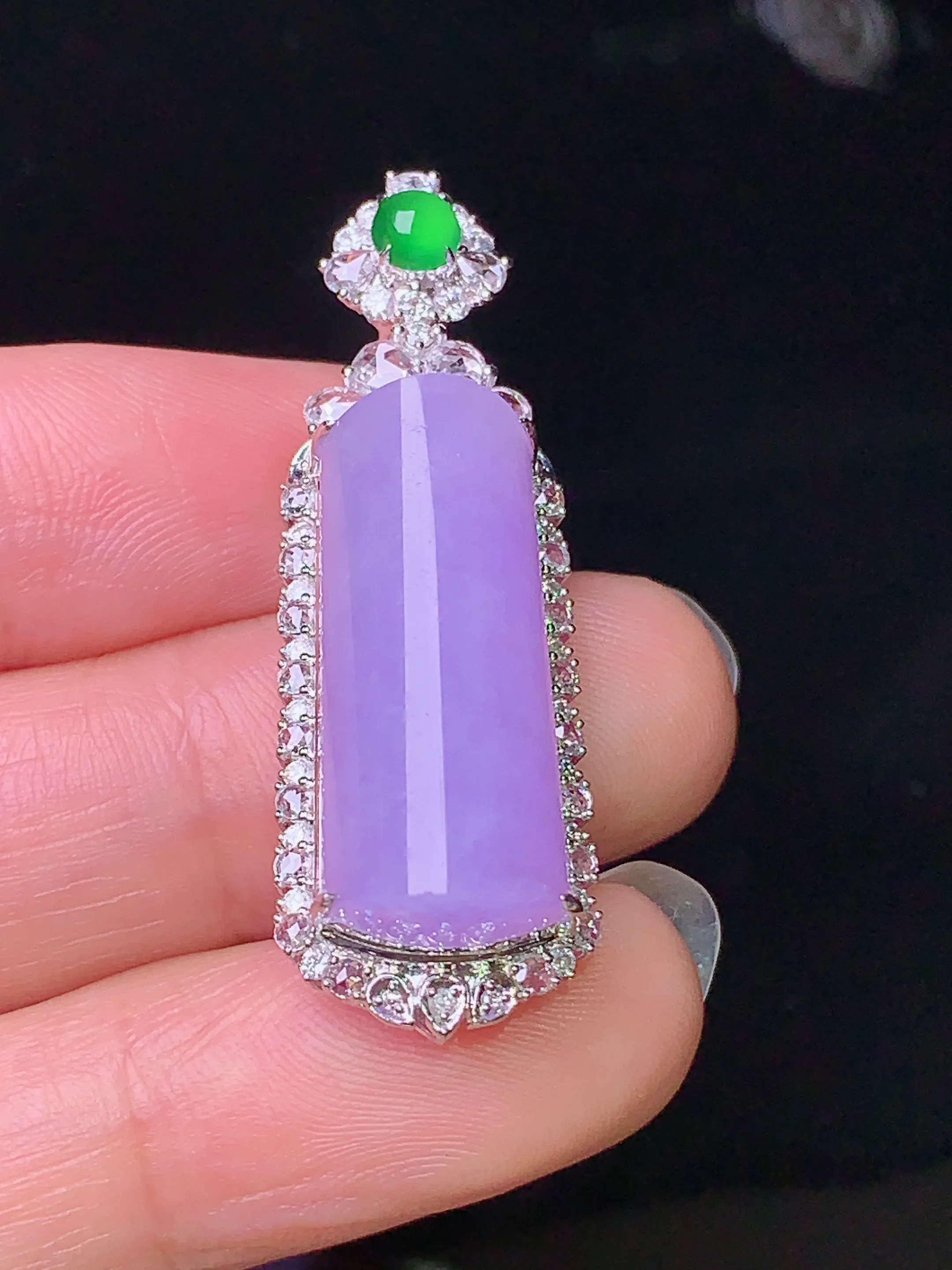 18k金钻镶嵌紫罗兰玉柱吊坠 玉质细腻 色泽艳丽 整体尺寸38.7*13*11.2