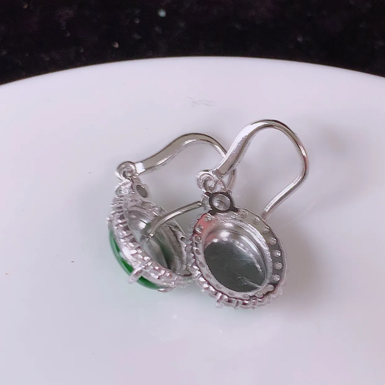 冰透满绿翡翠925银镶嵌耳坠，自然光实拍，翠色灵动，颜色漂亮，种老水足，品相佳，佩戴佳品！#97.5整体27*11*5裸石9.5*7.5