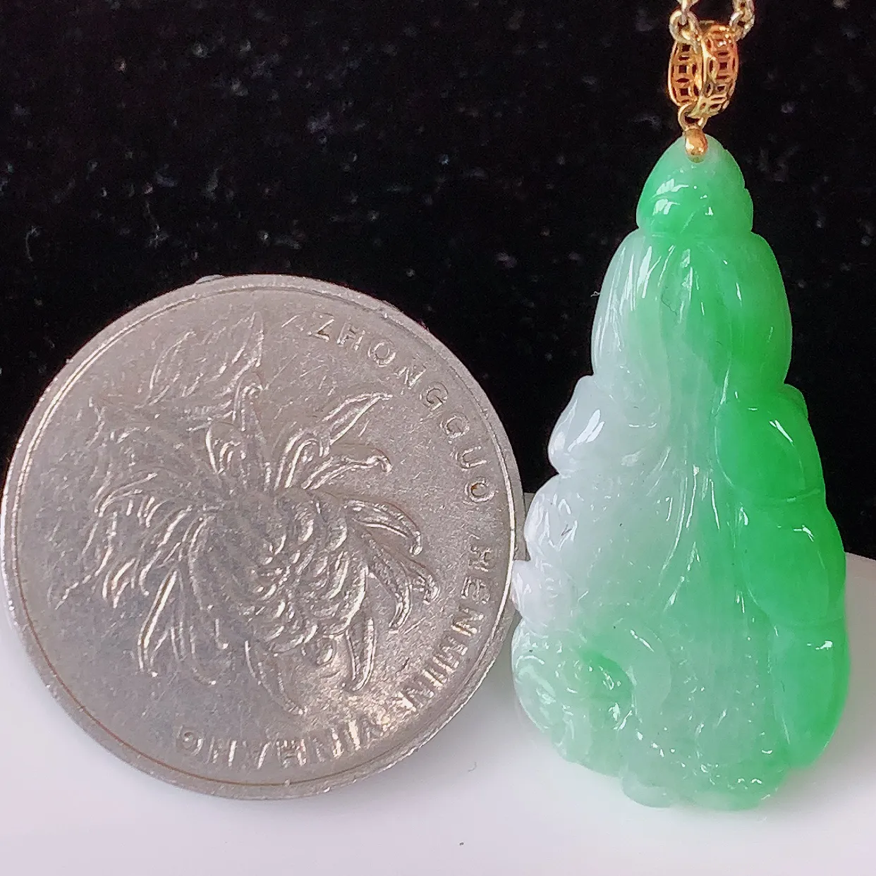 18K金镶嵌飘绿翡翠招百财白菜吊坠，百财聚来，财源滚滚，色泽鲜艳，精工水润的白菜，性价比高！#1.5