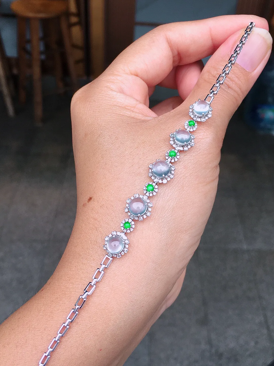 玻璃种蛋面手链，玉质细腻，荧光感超
强，饱满圆润，尽显优雅气质，18k
金豪华镶嵌