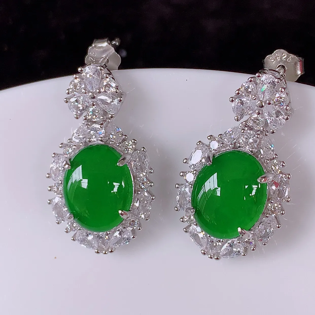 冰透满绿翡翠925银镶嵌耳坠，自然光实拍，翠色灵动，颜色漂亮，种老水足，品相佳，佩戴佳品！#97.5整体22*12*6裸石10*7.8