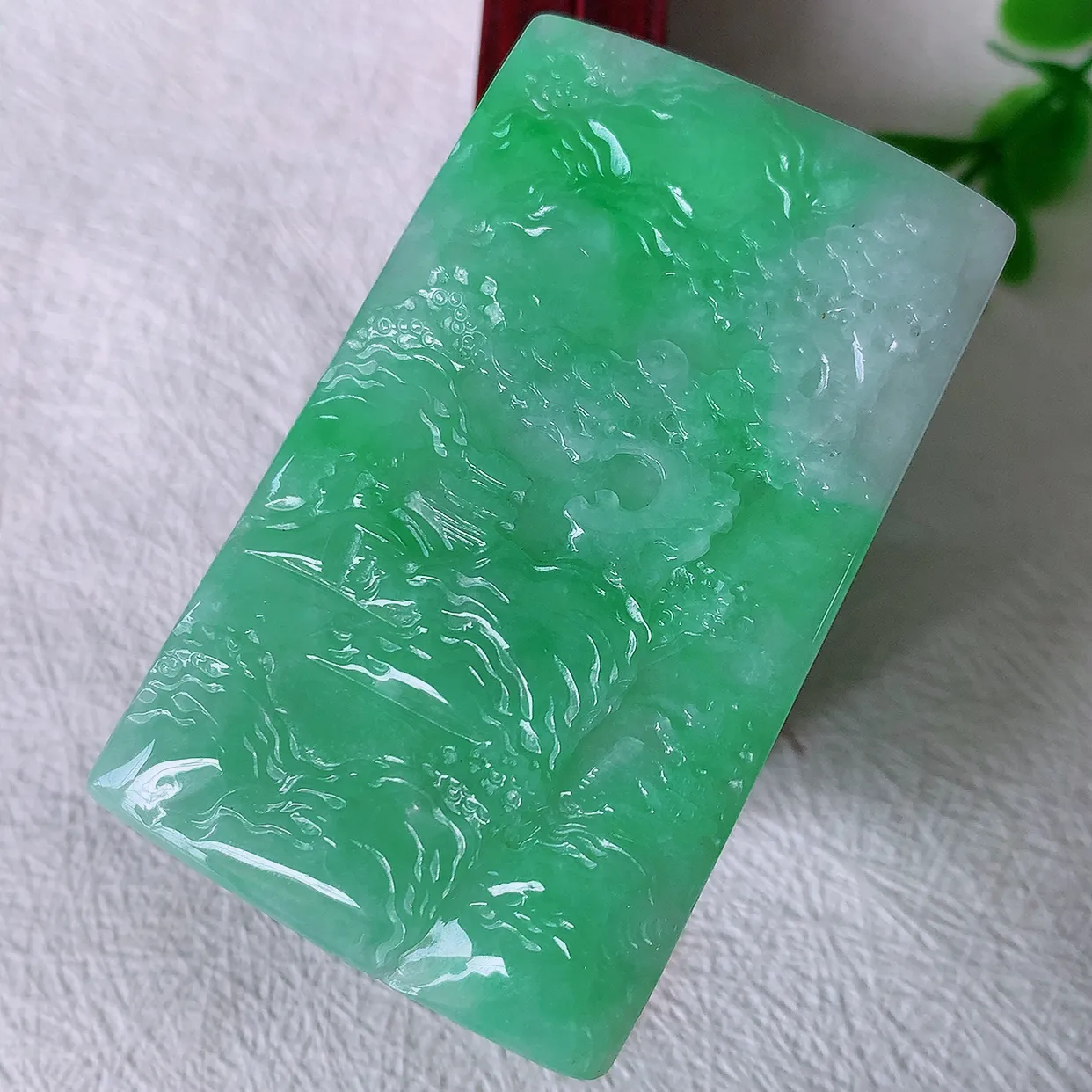 自然光实拍，冰润飘绿山水牌吊坠，翡翠山水，立体生动形象，山水素材布局合理， 意境感佳， 佩戴上身效果更高贵 #00.31