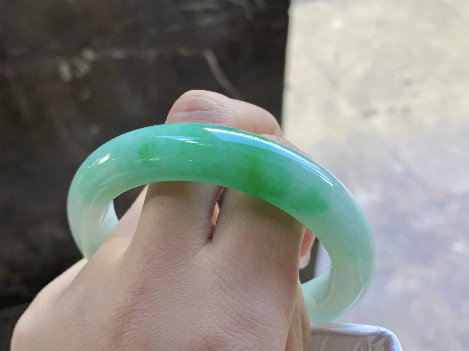 56-12.2-9

带色手镯^_^颜色鲜艳 玉质温润