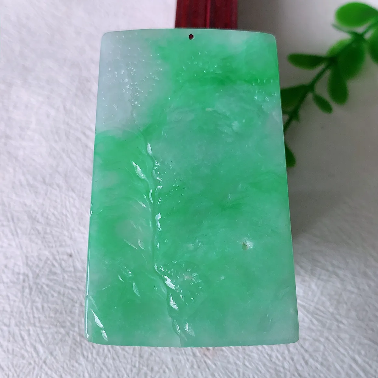 自然光实拍，冰润飘绿山水牌吊坠，翡翠山水，立体生动形象，山水素材布局合理， 意境感佳， 佩戴上身效果更高贵 #00.31