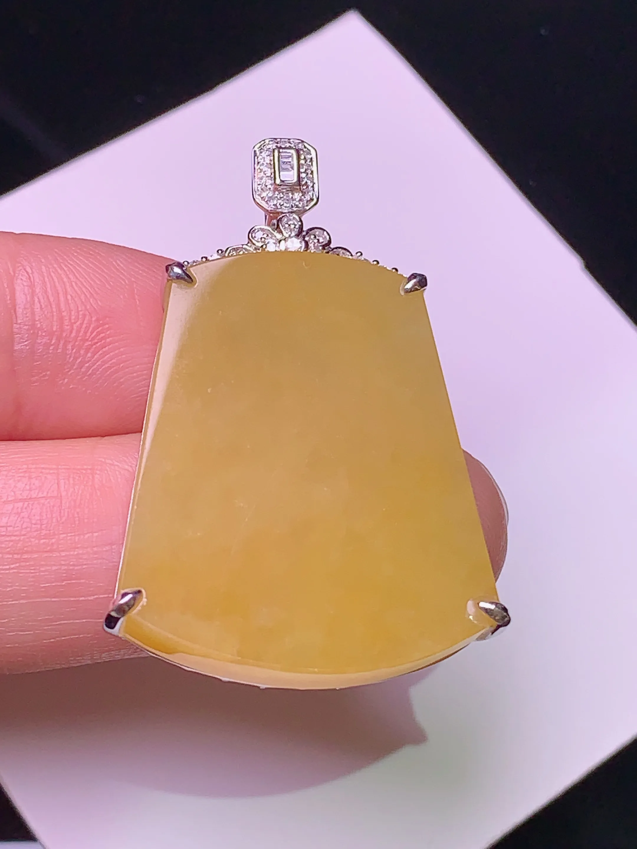 18k金钻镶嵌黄翡无事牌吊坠 玉质细腻 色泽艳丽 整体尺寸28.3*24*6.3