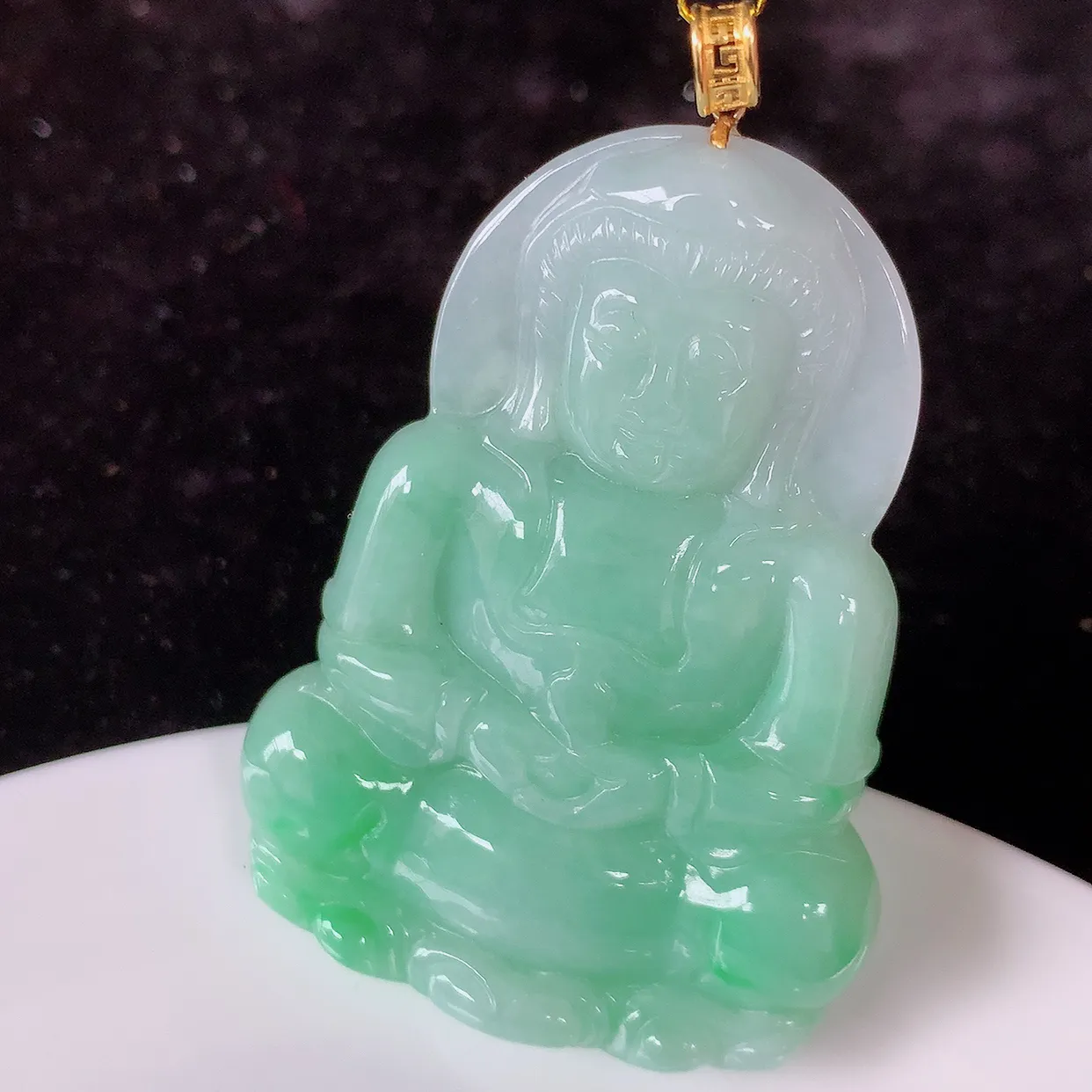 18K金镶嵌冰飘绿翡翠观音菩萨吊坠，赐福翡翠观音，观音面相端庄，品相佳，佩戴气质！#35.5整体57