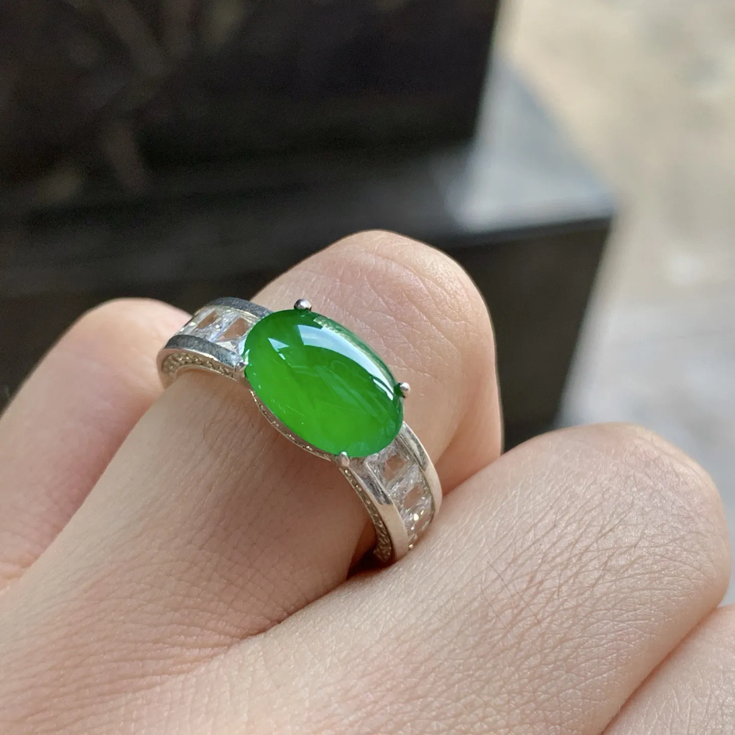 冰种辣绿色戒指^_^颜色浓郁 鲜艳 铜拖